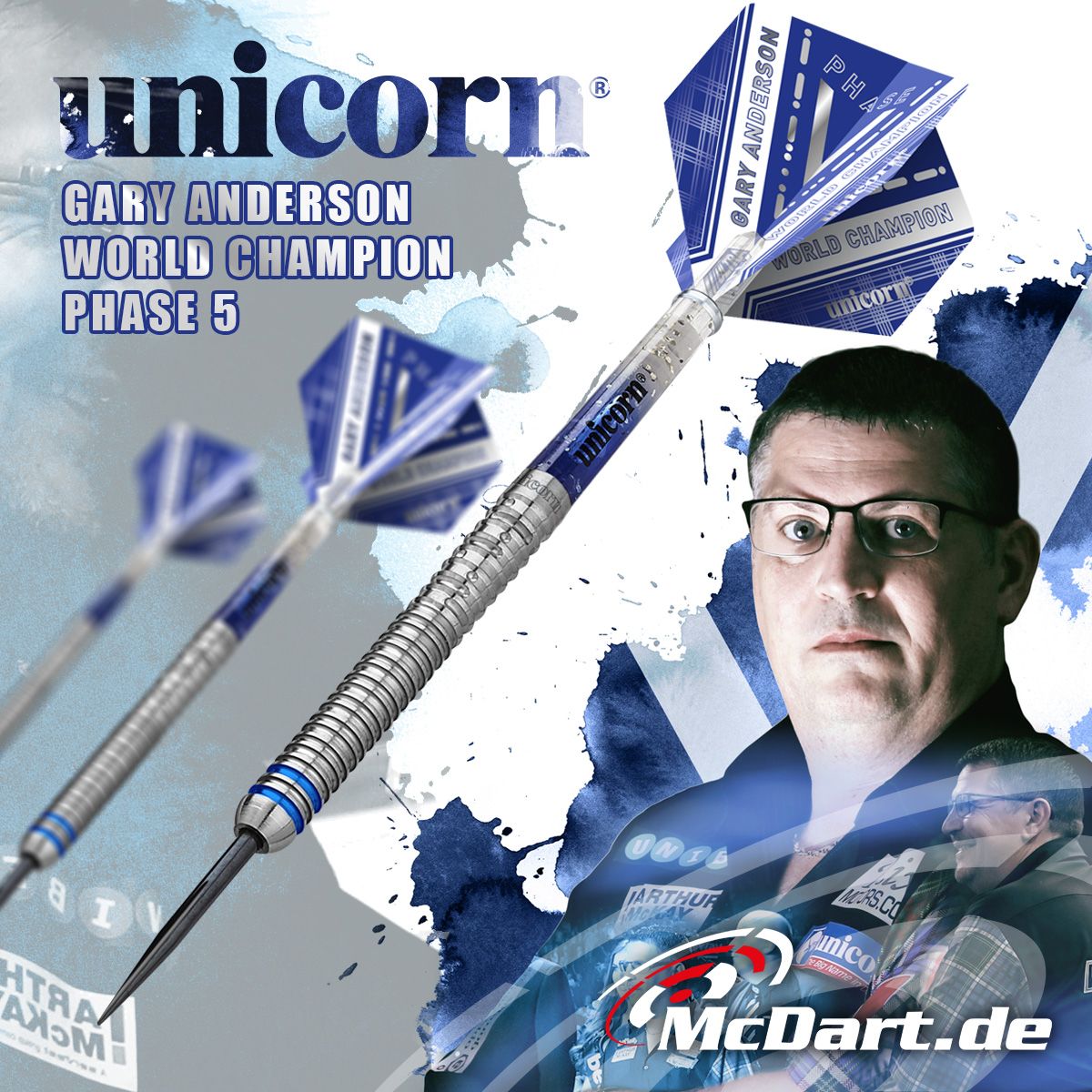 Das Bild zeigt die Unicorn W.C. Gary Anderson Phase 5 Steeldarts in Nahaufnahme. Im Hintergrund ist der professionelle Dartspieler sowie das Logo von McDart.de zu sehen.