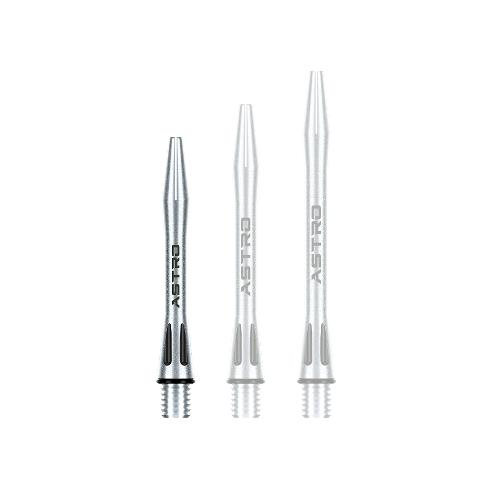 7012-101_Winmau_Astro_Aluminium_Shafts_Schwarz_35mm_1KbjTp4F230D6y Das Bild zeigt drei silberne Winmau Astro Aluminium Shafts in verschiedenen Längen. Auf den Schäften steht das Wort "ASTRO" und sie haben schwarze Details an der Unterseite.