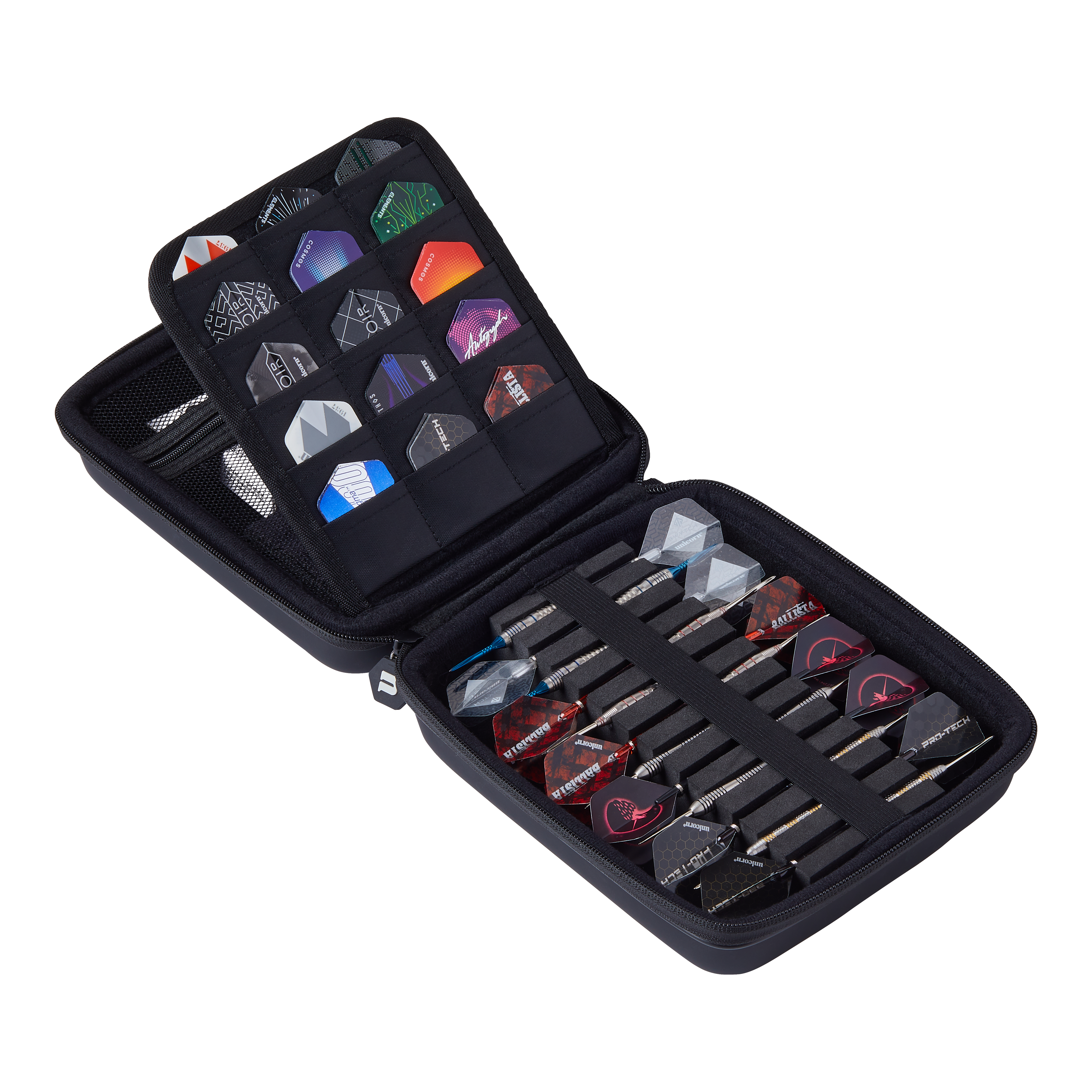 Das Bild zeigt das "Unicorn Ultra 3UP Large Dartcase - Schwarz" mit geöffnetem Reißverschluss. Im Inneren sind mehrere Dartpfeile und Flights ordentlich in speziellen Fächern und Taschen einsortiert.