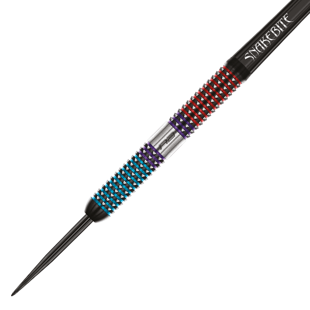RD2550_Red_Dragon_Peter_Wright_Snakebite_Spirit_Steeldarts_2 Auf dem Bild ist ein bunter Steeldartpfeil mit der Aufschrift "Snakebite" zu sehen. Der Dart hat ein auffälliges Griffmuster in Rot, Blau und Lila.