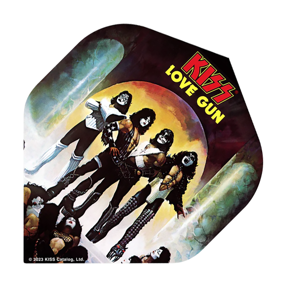Das Bild zeigt ein Dart-Flügel mit dem Motiv des KISS-Albums „Love Gun“. Darauf sind die Bandmitglieder in ihren charakteristischen Kostümen abgebildet, und oben steht der Schriftzug „KISS LOVE GUN“.