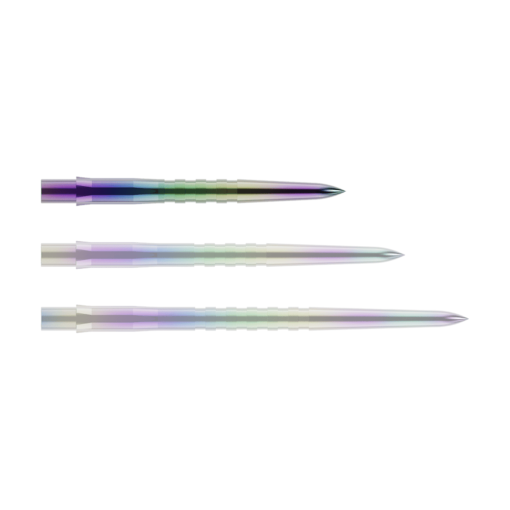 Mission Caliburn EVO Dartspitzen - Grooved - Coral Das Bild zeigt drei bunte, metallische Dartspitzen in einer Reihe. Sie haben eine glatte Oberfläche mit leichten Rillen und glänzen in verschiedenen Farben.