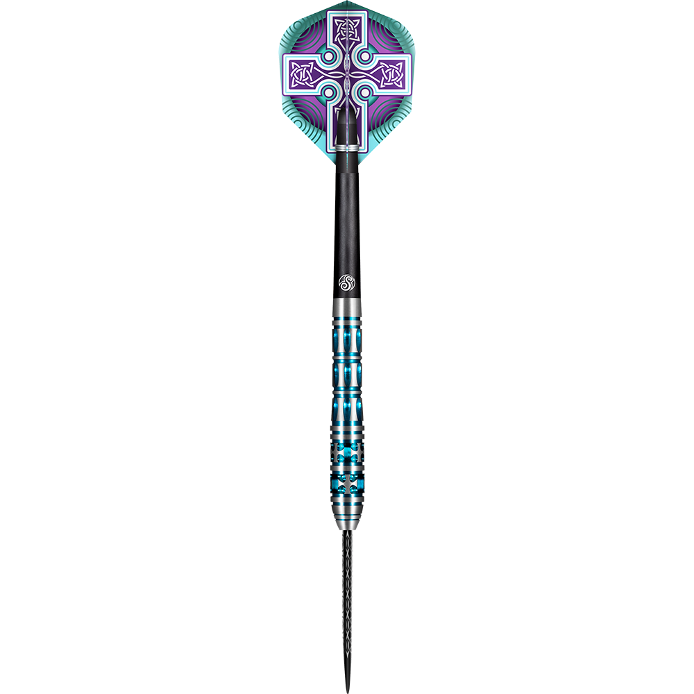 Der Shot Celt Boudicca Steeldart hat ein auffälliges, buntes Design mit keltischen Mustern auf dem Flight. Der Schaft ist metallisch-blau und schwarz mit eingravierten Details.