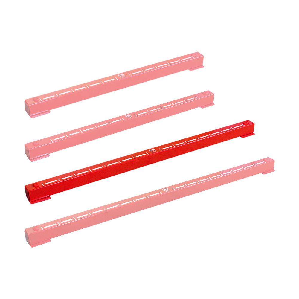 Das Bild zeigt vier rote Metallleisten des Produkts "Bulls Oky Metall Oche". Sie sind mit weißen Markierungen versehen und werden beim Darts als Wurflinie verwendet.