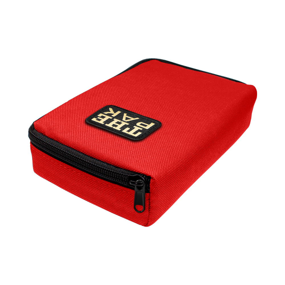 712TP_The_Pak_Dartcase_Rot_2 Das Bild zeigt ein rotes Etui mit schwarzem Reißverschluss. Auf der Oberseite steht das Logo "The Pak".