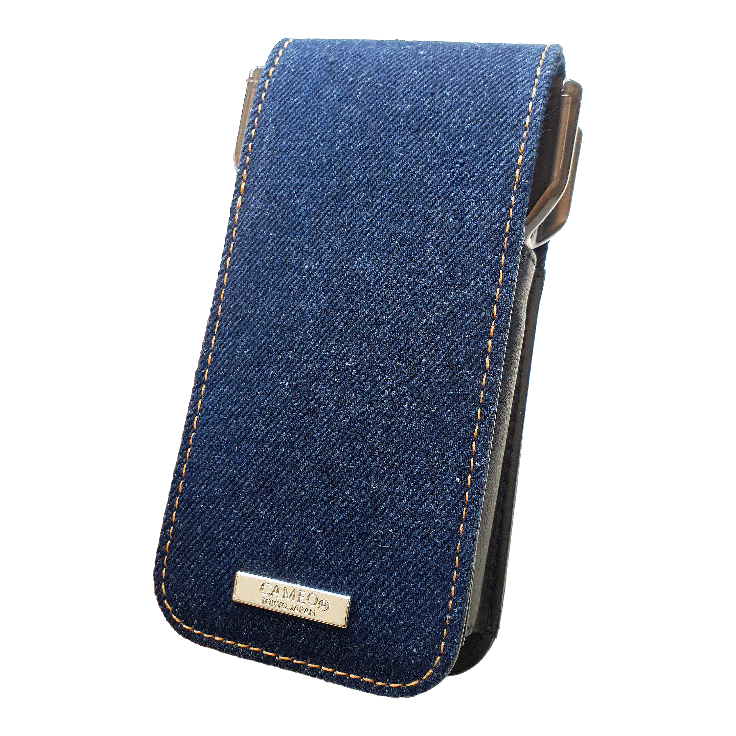 Cameo Acento Denim Dartcase Dies ist ein Dartcase aus indigofarbenem Denim-Stoff. Auf der Vorderseite befindet sich ein Metall-Label mit der Aufschrift "CAMEO TOKYO JAPAN".