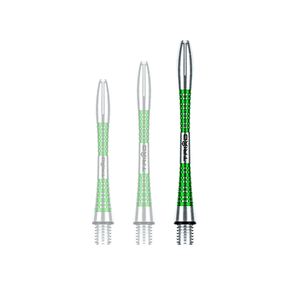 Das Bild zeigt drei silberne und grüne Aluminium-Dartschäfte in unterschiedlicher Länge. Sie haben ein gerilltes Design und das Wort "TRIAD" ist darauf zu sehen.