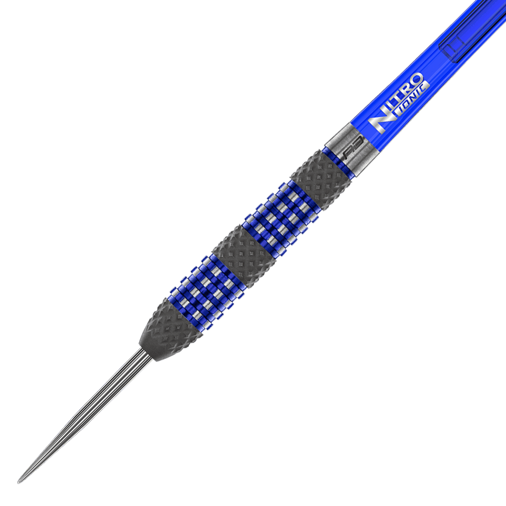 RD2561_Red_Dragon_Luke_Humphries_TX2_Atomized_Steeldarts_2 Das Bild zeigt einen modernen Dartpfeil mit einer blauen und silbernen Griffzone. Der Schaft ist ebenfalls blau und trägt die Aufschrift "Nitro Ionic".