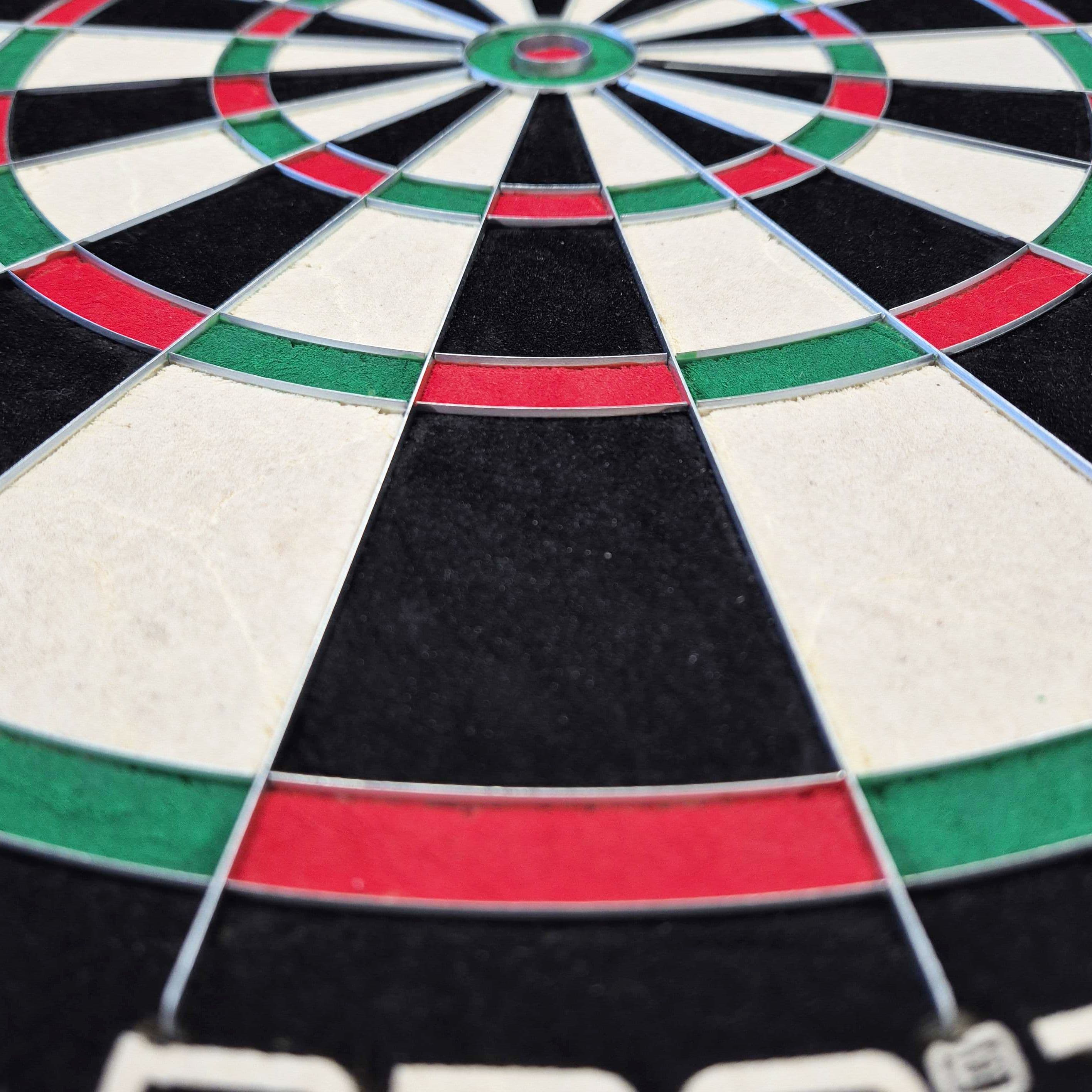 Harrows Quadro 240 Steeldartboard Das Bild zeigt eine Nahaufnahme des Harrows Quadro 240 Steeldartboards. Die Farbfelder in Schwarz, Weiß, Rot und Grün sind deutlich zu erkennen.