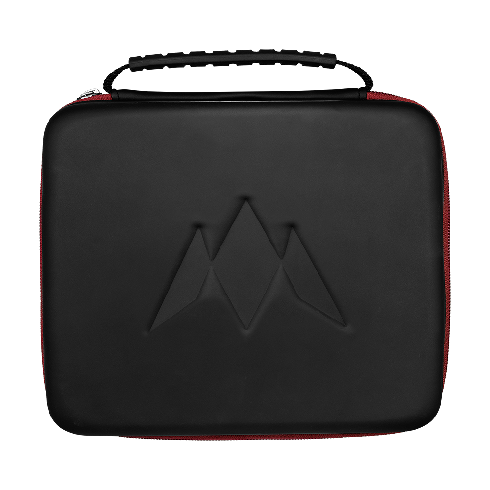 Mission Luxor Dart-Wallet Dies ist eine schwarze Tragetasche mit rotem Reißverschluss und einem geprägten Logo auf der Vorderseite. Oben befindet sich ein Griff, um die Tasche leicht zu tragen.