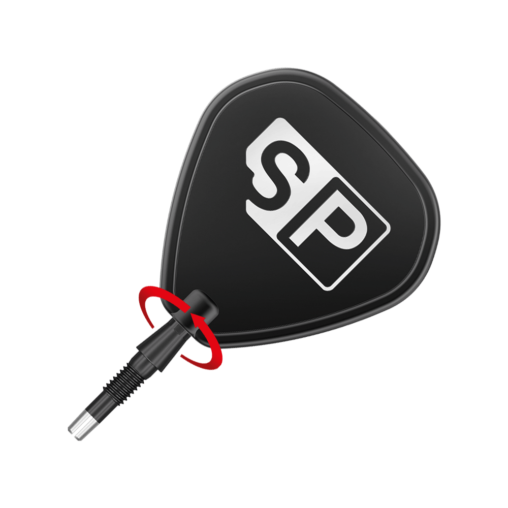 Das Bild zeigt die Spitze eines schwarzen Dartpfeils mit der Aufschrift "SP" auf der Flight. Der Dartpfeil liegt auf einem roten und grauen Hintergrund.