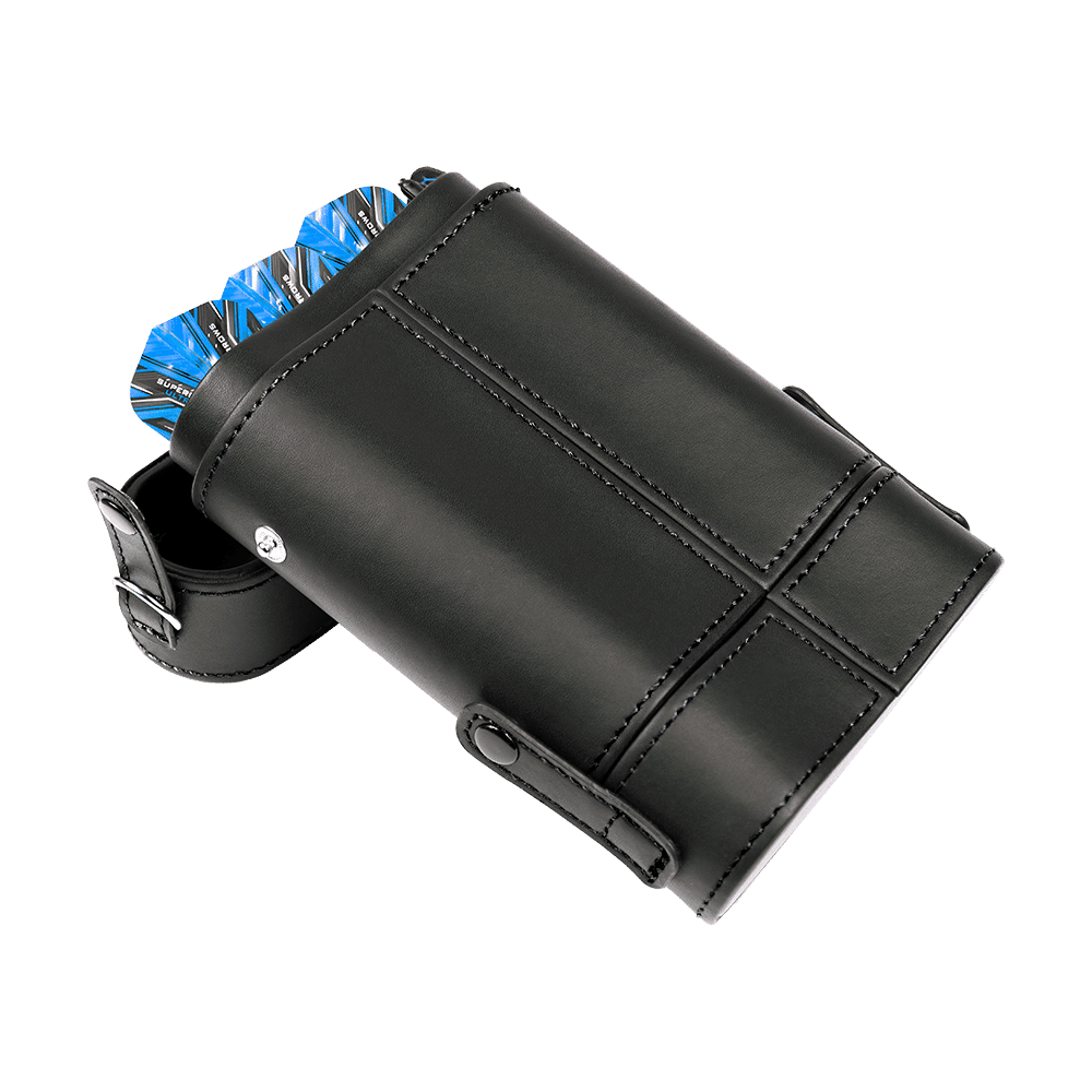 Das Bild zeigt das Produkt "Harrows Prima Dartcase", ein elegantes schwarzes Etui für Darts. Oben schauen blaue Dartflights aus dem Etui heraus.
