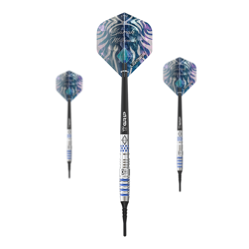 Bulls Sarah Milkowski Softdarts - 20g Das Bild zeigt drei Softdarts des Modells "Bulls Sarah Milkowski Softdarts - 20g". Die Darts haben ein silber-blaues Design und einen auffälligen Flight mit dem Namen "Sarah Milkowski".