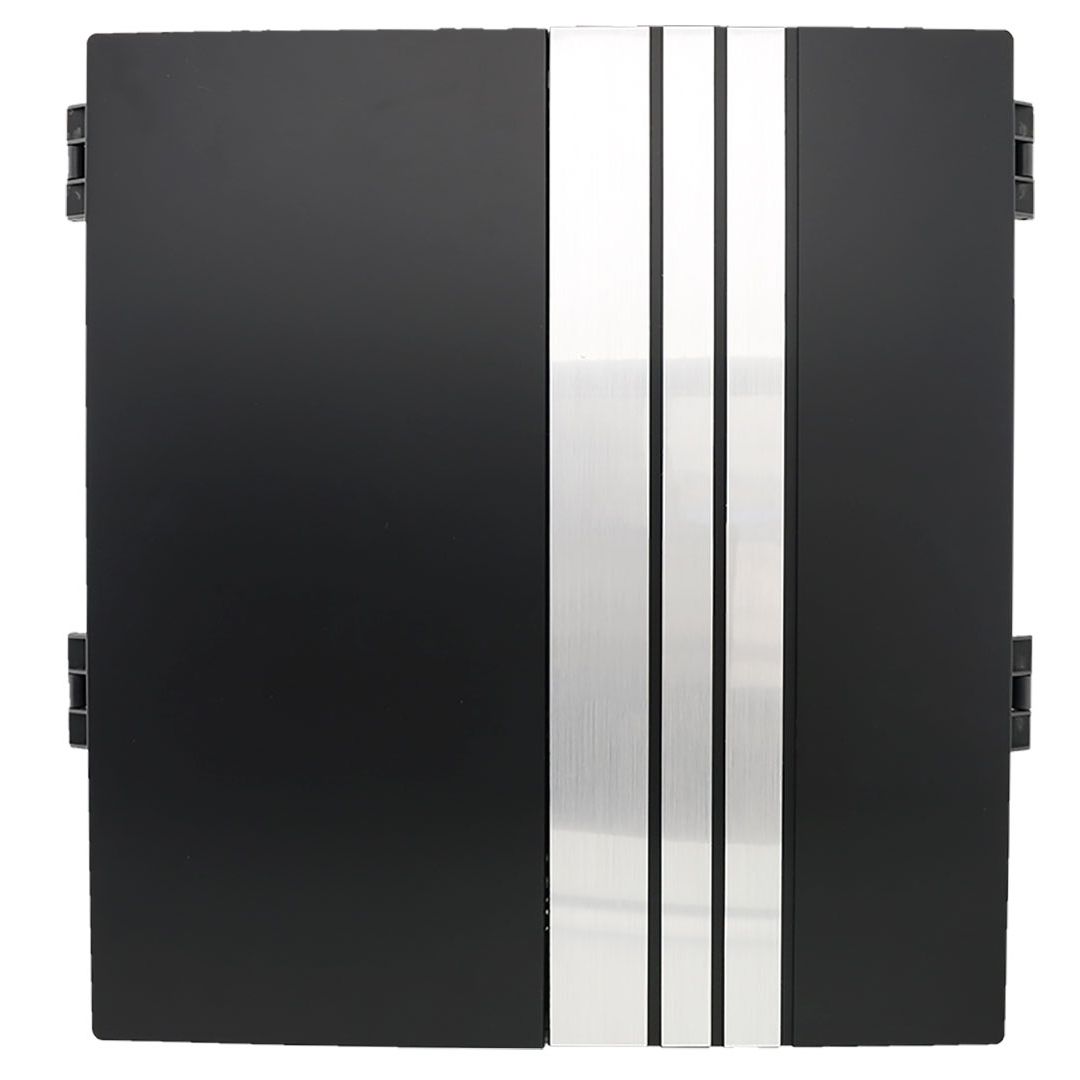 67981_p2 Das Bild zeigt das geschlossene Bull´s Lightning RB Elektronik-Dartboard in einem modernen schwarzen Gehäuse mit silbernen Streifen. Die Vorderseite wirkt schlicht und elegant.