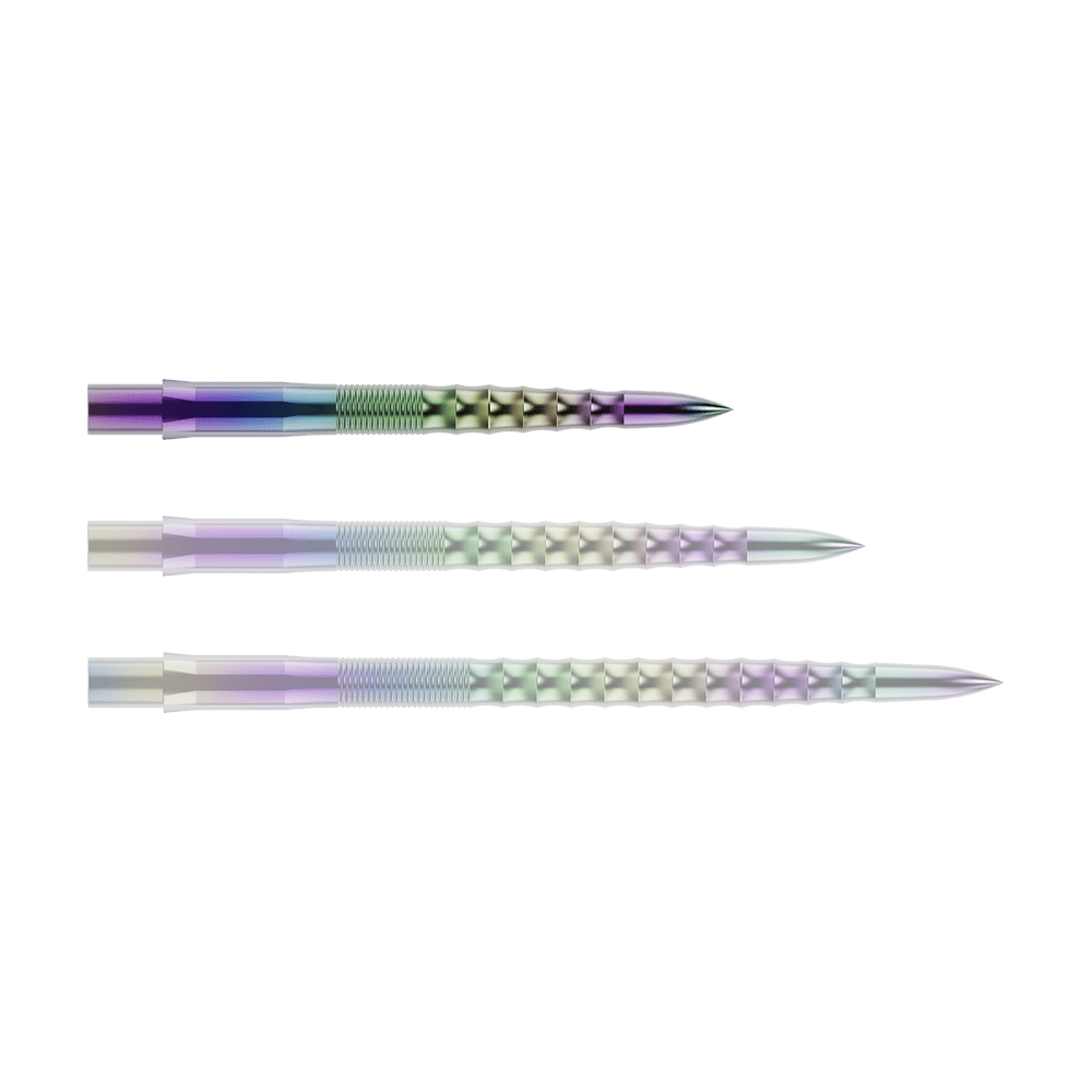 Mission Caliburn EVO Dartspitzen - Ripple - Coral Auf dem Bild sind drei bunte Steeldartspitzen mit einem geriffelten und gewellten Muster zu sehen. Sie liegen parallel nebeneinander auf einem grünen Hintergrund.