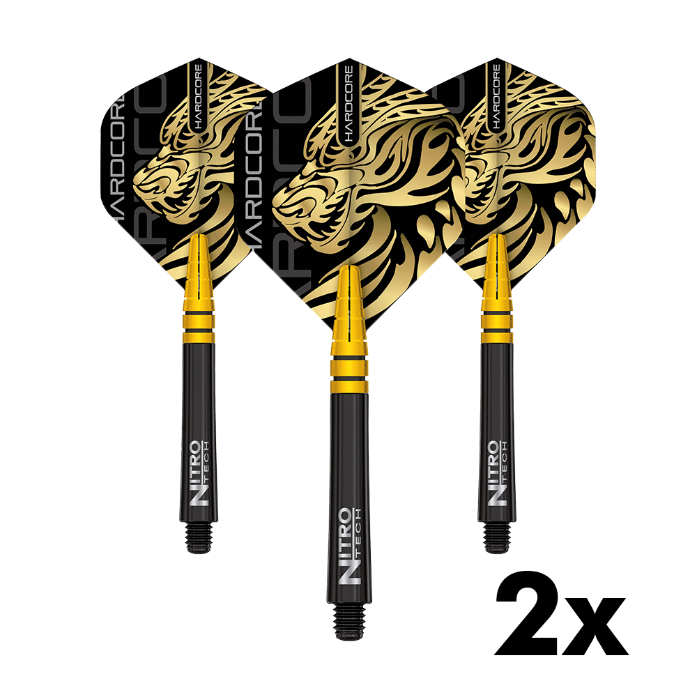 Das Bild zeigt das Produkt "Red Dragon Jonny Clayton Gold Flight Shafts Combo Pack". Es enthält drei Dartflights mit einem goldenen Löwenkopf-Design und passenden schwarzen und goldenen Schäften.