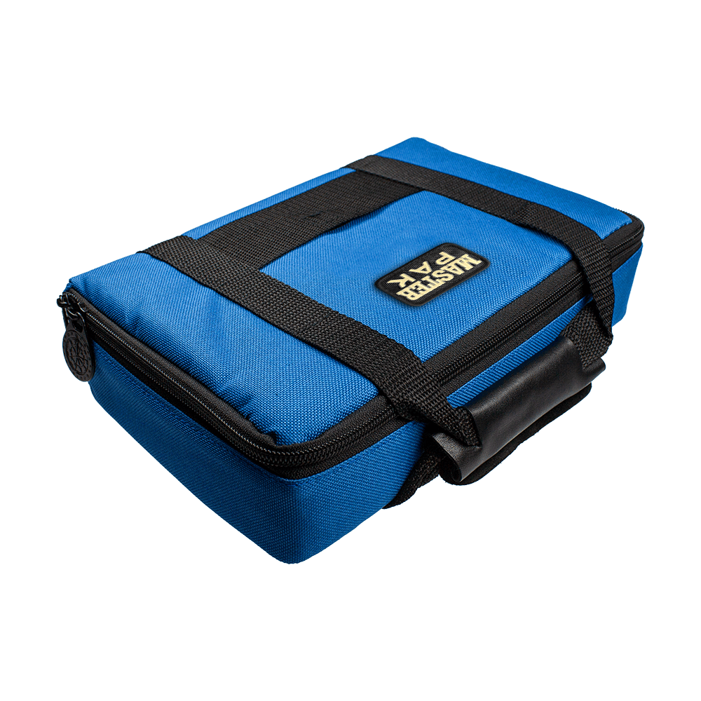 Die Abbildung zeigt eine blaue Tasche mit der Aufschrift "Master Pak" auf der Oberseite. Die Tasche hat einen Reißverschluss und einen schwarzen Tragegriff.