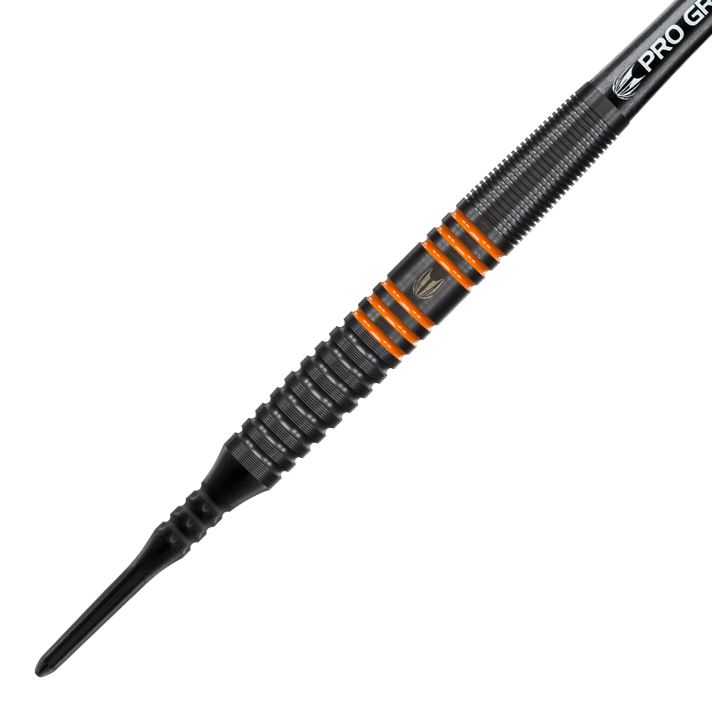 Das Bild zeigt einen Target RVB 80% Black Tungsten Softdart. Der Dart ist schwarz mit orangenen Ringakzenten und hat eine strukturierte Griffoberfläche.