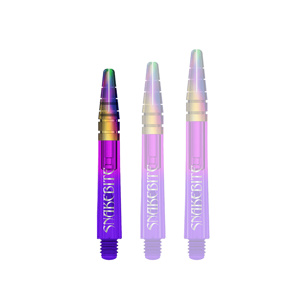 C792_Red_Dragon_Nitrotech_Peter_Wright_Purple_Ionic_Shafts_36mm_1H8pI4hu7wwjCo Auf dem Bild sind drei bunte Dartschäfte zu sehen. Sie sind hauptsächlich lila mit einem Farbverlauf zu grün und gelb an der Spitze und tragen die Aufschrift "SNAKEBITE".