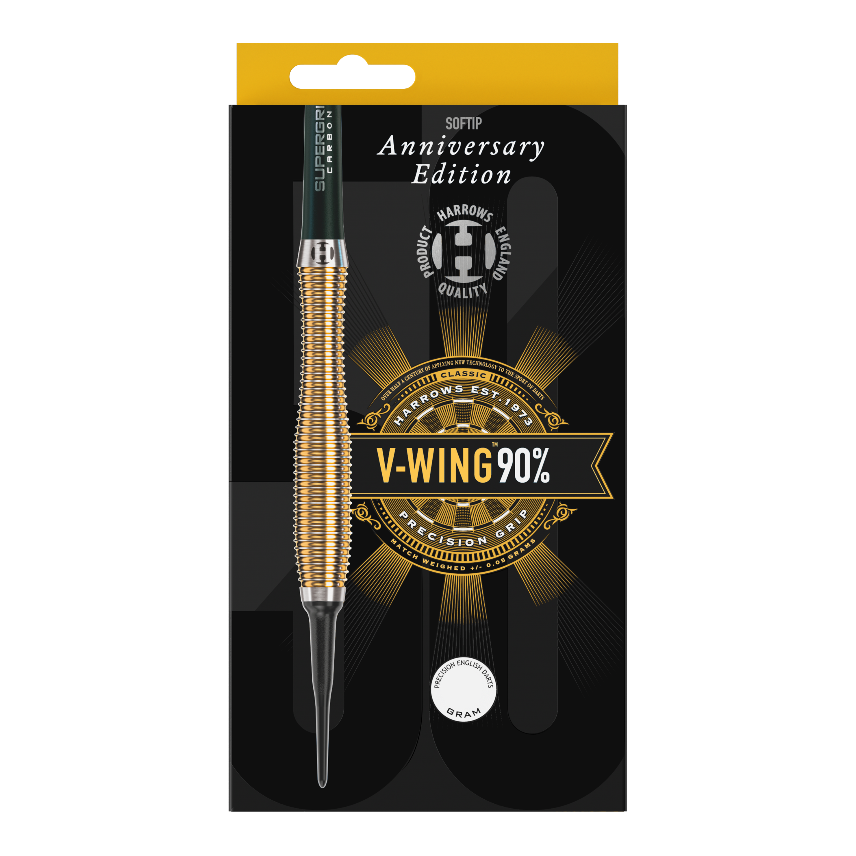 Harrows Anniversary Edition V-Wing Softdarts - 18g Auf dem Bild ist eine Packung der "Harrows Anniversary Edition V-Wing Softdarts - 18g" zu sehen. Die Verpackung ist schwarz-gold gestaltet und hebt die Präzisionsqualität und den 90%igen Tungsten-Anteil hervor.