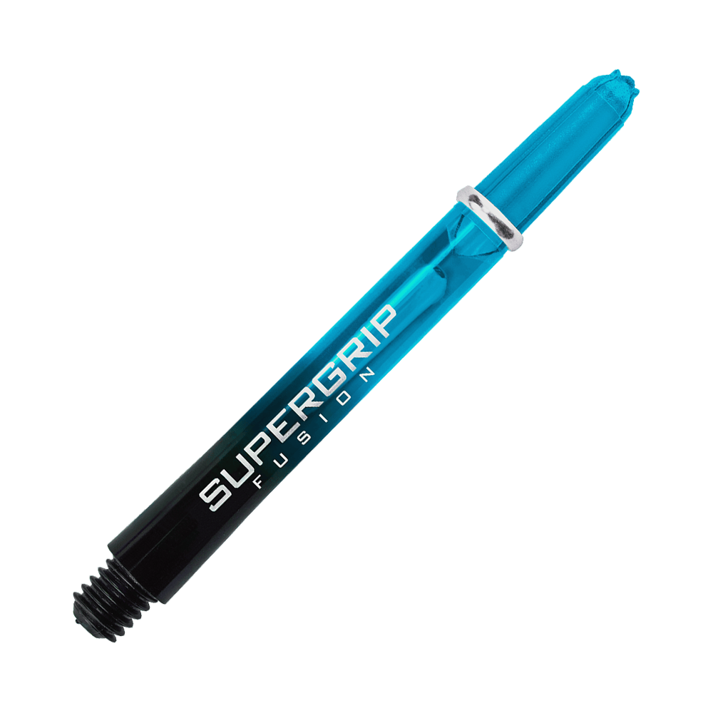 HR347_Harrows_Supergrip_Fusion_Shafts_Aqua_47mm_2yRZV52FwSXwd3 Das Bild zeigt einen Harrows Supergrip Fusion Shaft in der Farbe Aqua. Der Dart-Schaft liegt auf einem Hintergrund mit blauen und weißen Streifen.