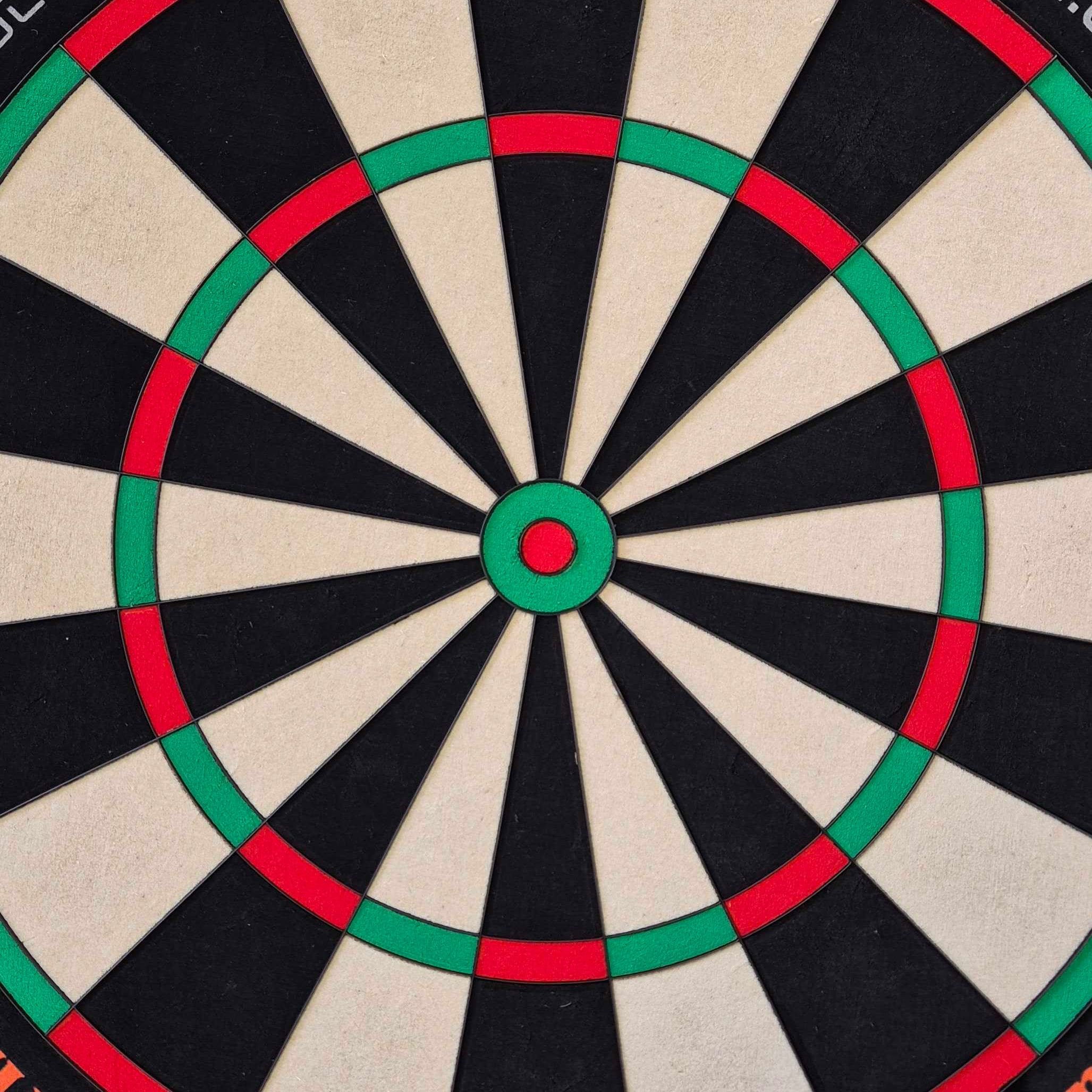 Unicorn Eclipse Ultra 2.0 Steeldartboard Das Bild zeigt eine Nahaufnahme einer Dartscheibe mit klaren Farbfeldern in Schwarz, Weiß, Rot und Grün. Es handelt sich um das Produkt "Unicorn Eclipse Ultra 2.0 Steeldartboard".