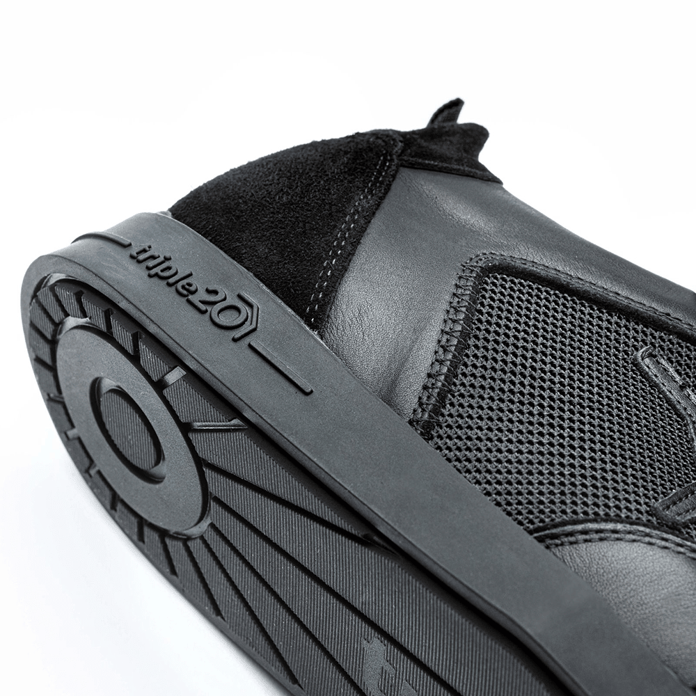 20200007-00_Triple20_Dartschuhe_Textil_Leder_Schwarz_5 Der Schuh "Triple20 Dartschuhe Textil Leder - Schwarz" ist aus schwarzem Leder und Textil gefertigt. Die Sohle trägt das eingeprägte "triple20"-Logo und bietet guten Halt.
