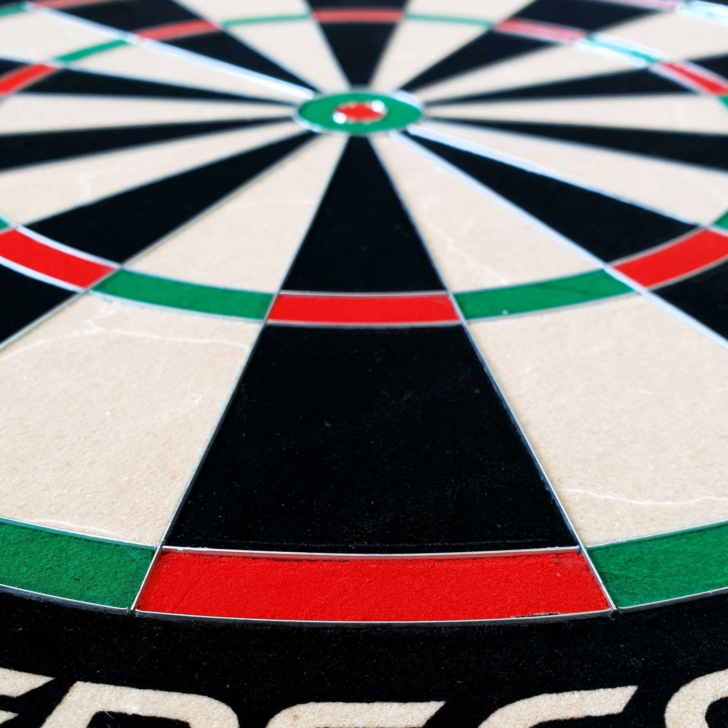 GOAT Everscore Steeldartboard Das Bild zeigt ein GOAT Everscore Steeldartboard aus nächster Nähe. Die farbigen Felder und der Mittelpunkt sind deutlich erkennbar.