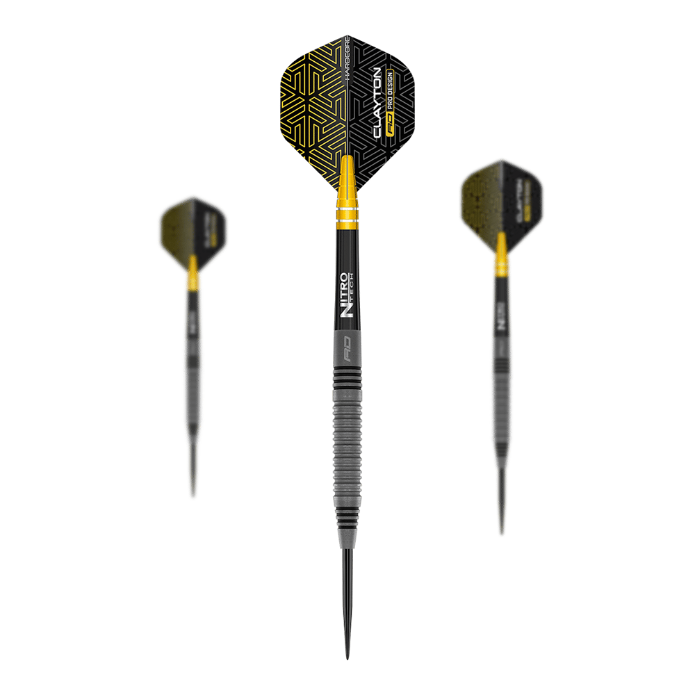 Das Bild zeigt drei Steeldarts der Marke "Red Dragon Jonny Clayton Oxide". Die Darts haben schwarze und gelbe Flights mit einem geometrischen Muster und einen grau-schwarzen Schaft.