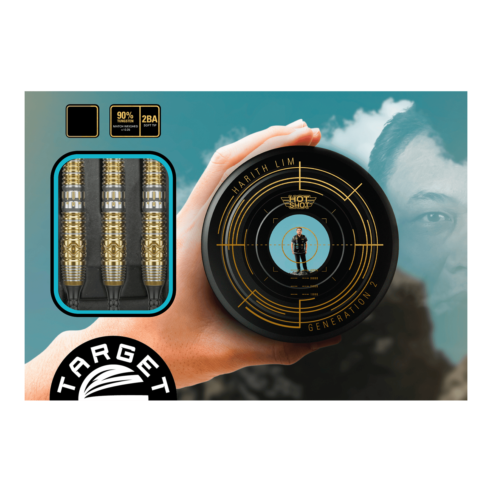 Target Japan Hot Shot GEN2 Softdarts - 19g Das Bild zeigt die Target Japan Hot Shot GEN2 Softdarts mit einem Gewicht von 19g. Drei goldfarbene Darts sind in einer Box zu sehen, daneben wird ein rundes Behältnis mit einem Zielscheiben-Design präsentiert.