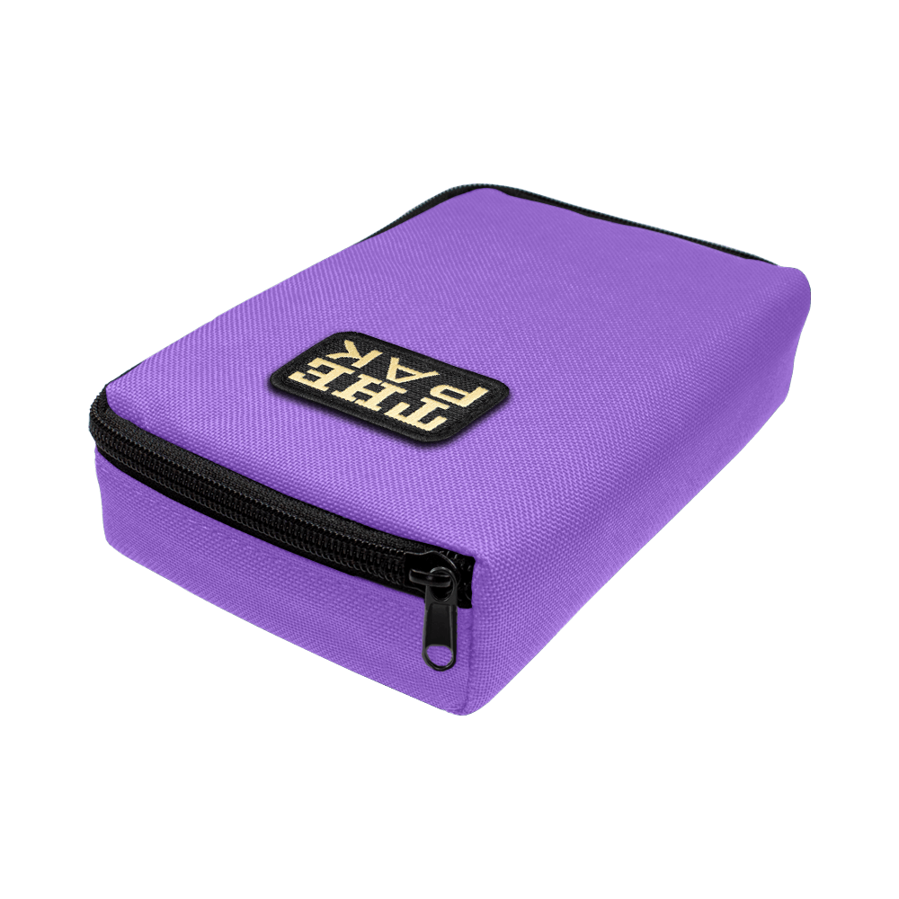 708TP_The_Pak_Dartcase_Violett_2 Das Bild zeigt ein lila Etui mit Reißverschluss, das "The Pak Dartcase" heißt. Auf der Oberseite befindet sich ein schwarzes Label mit weißer Schrift.