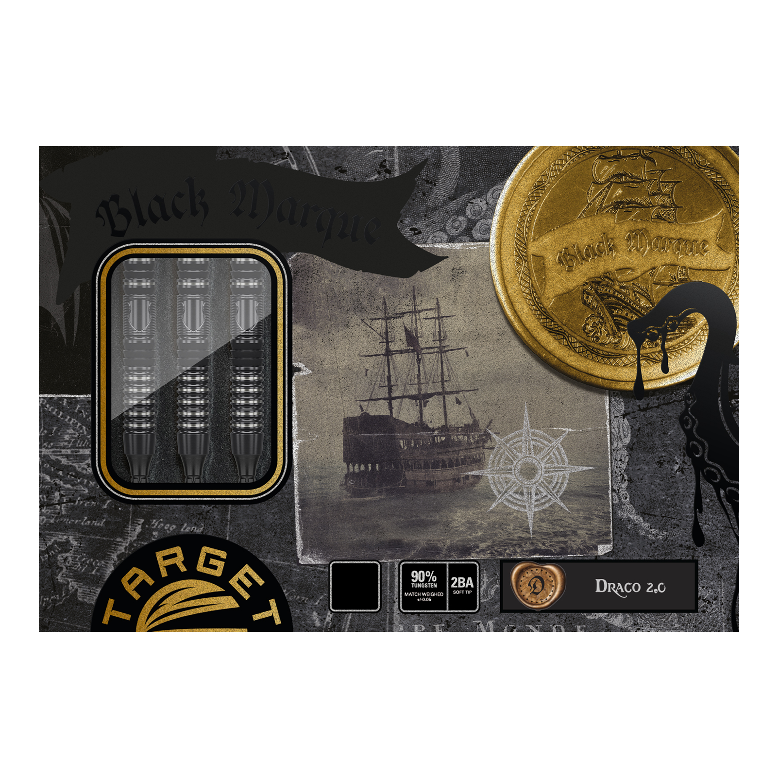 Die Abbildung zeigt die Verpackung der "Target Japan Black Marque Draco GEN2 Softdarts - 20g". Auf der Schachtel sind drei schwarze Darts, ein goldener Münzaufdruck, ein Segelschiff und verschiedene dekorative Elemente zu sehen.