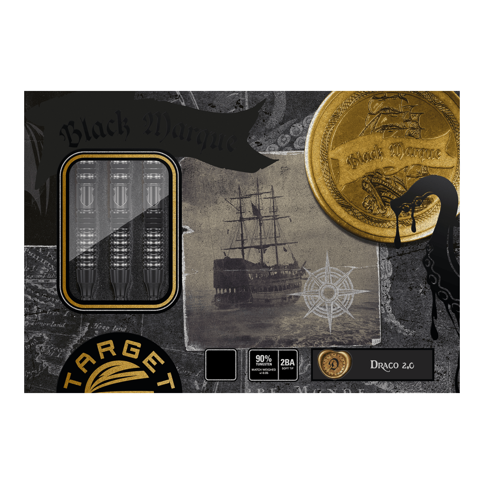 Target Japan Black Marque Draco GEN2 Softdarts - 20g Die Abbildung zeigt die Verpackung der "Target Japan Black Marque Draco GEN2 Softdarts - 20g". Auf der Schachtel sind drei schwarze Darts, ein goldener Münzaufdruck, ein Segelschiff und verschiedene dekorative Elemente zu sehen.