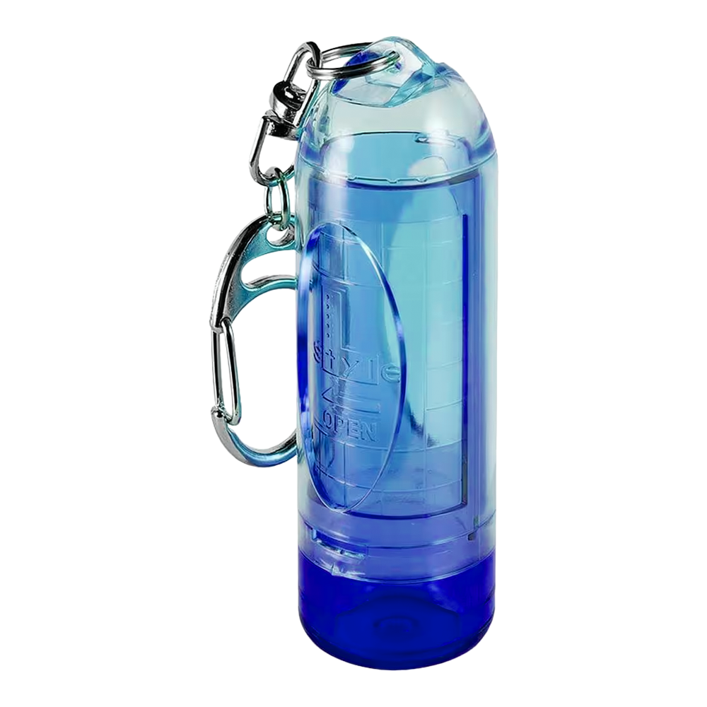 Dies ist ein blauer, transparenter Kunststoffbehälter mit einem Karabiner. Er eignet sich zum Aufbewahren kleiner Gegenstände und kann einfach an Taschen befestigt werden.