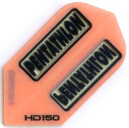 Das Bild zeigt ein rosa Dartflight mit der Aufschrift „PENTATHLON“. In der unteren Ecke steht die Modellbezeichnung „HD150“.