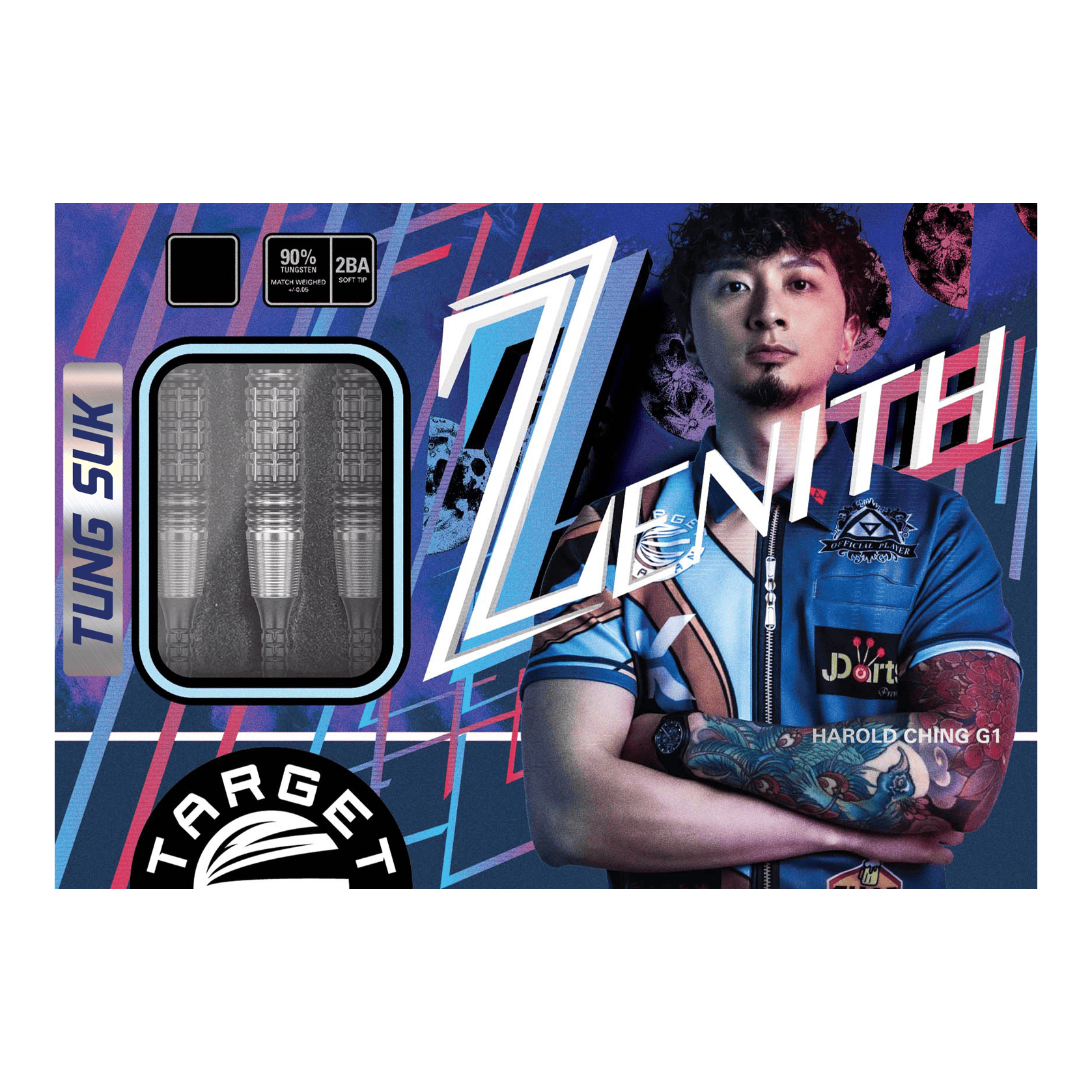 Target Japan Prime Series Harold Ching GEN1 Zenith MAX Softdarts - 21g Das Bild zeigt die Verpackung der "Target Japan Prime Series Harold Ching GEN1 Zenith MAX Softdarts - 21g". Links sind die drei Darts sichtbar, während rechts eine Person mit verschränkten Armen abgebildet ist.