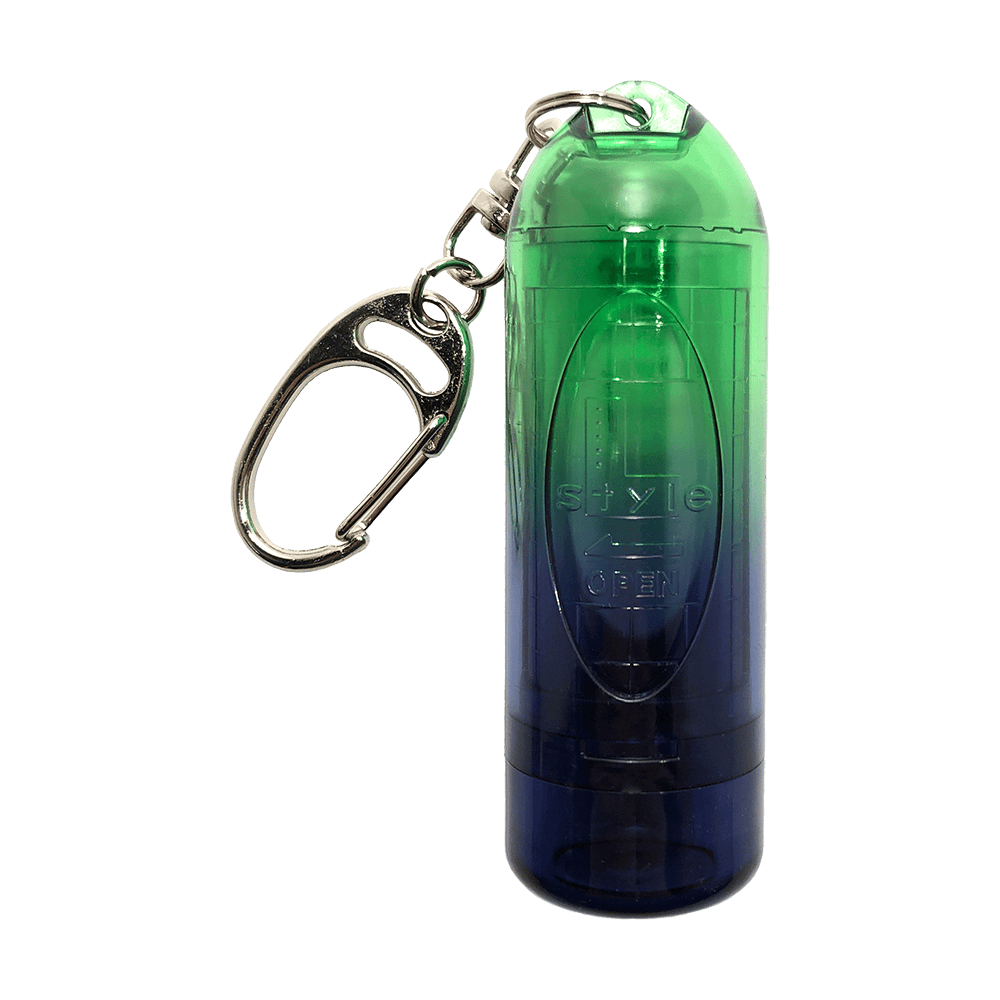 L9LIPSTOCK-IdealGreen_L-Style_Lipstock_Twin_Color_Ideal_Green_Spitzencase_1 Das Bild zeigt das Produkt "L-Style N9 Lipstock Twin Color Spitzencase" in den Farben Grün und Blau. Das Spitzencase ist mit einem silbernen Karabinerhaken ausgestattet.
