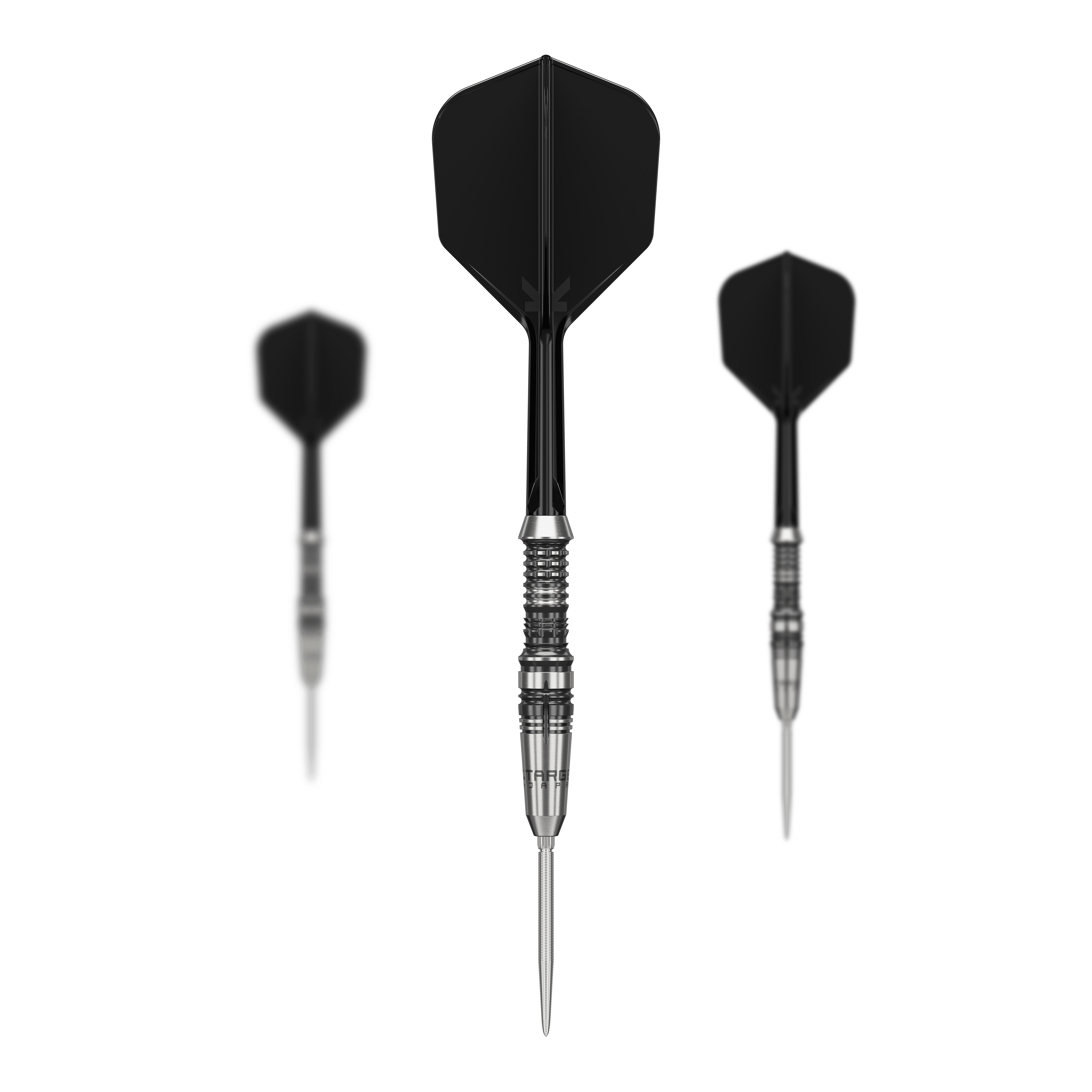 Das Bild zeigt drei Steeldarts des Produkts "Target Japan Black Marque Heracles". Die Darts haben schwarze Flights und silberne Spitzen mit einem gerillten Griff.