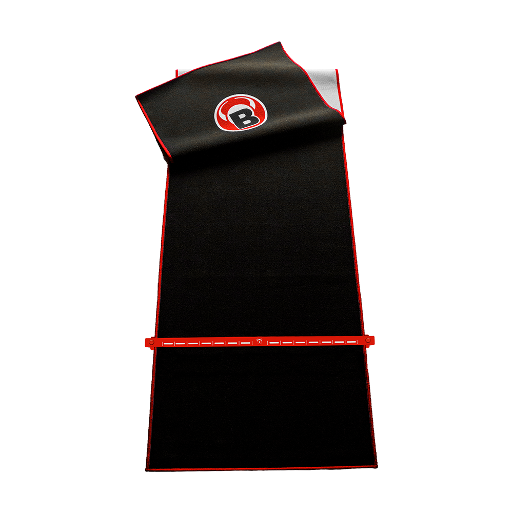 67831_Bulls_Oky_System_Teppich_mit_Metall_Oche_O66_2 Das Bild zeigt den "Bulls Oky System SET - Teppich mit Metall Oche". Es handelt sich um einen schwarzen Teppich mit rotem Rand und integriertem Metall-Oche für Dartspiele.