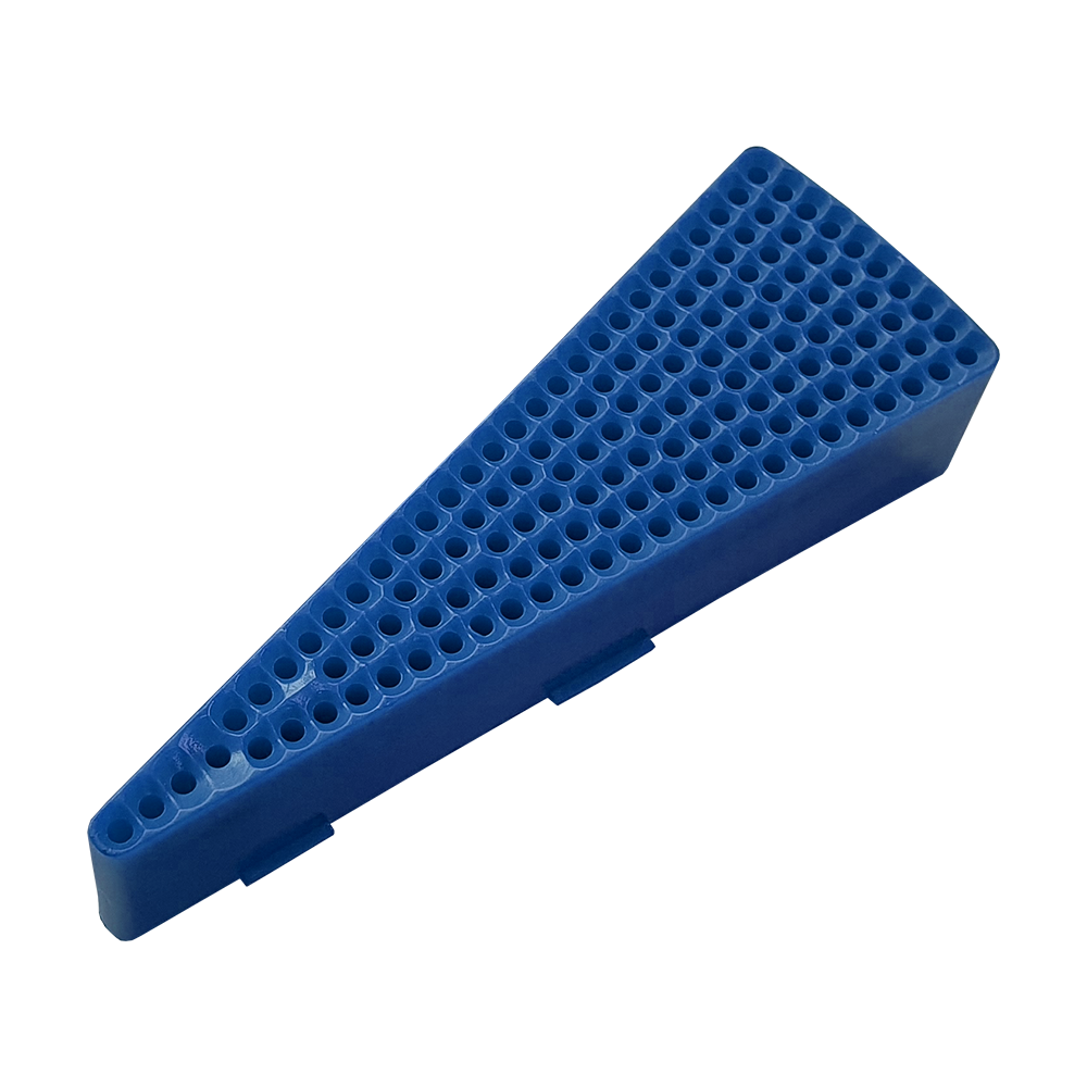 Das Bild zeigt ein blaues Ersatzfeld für das Granboard 132. Das Feld ist dreieckig und hat viele kleine Löcher.