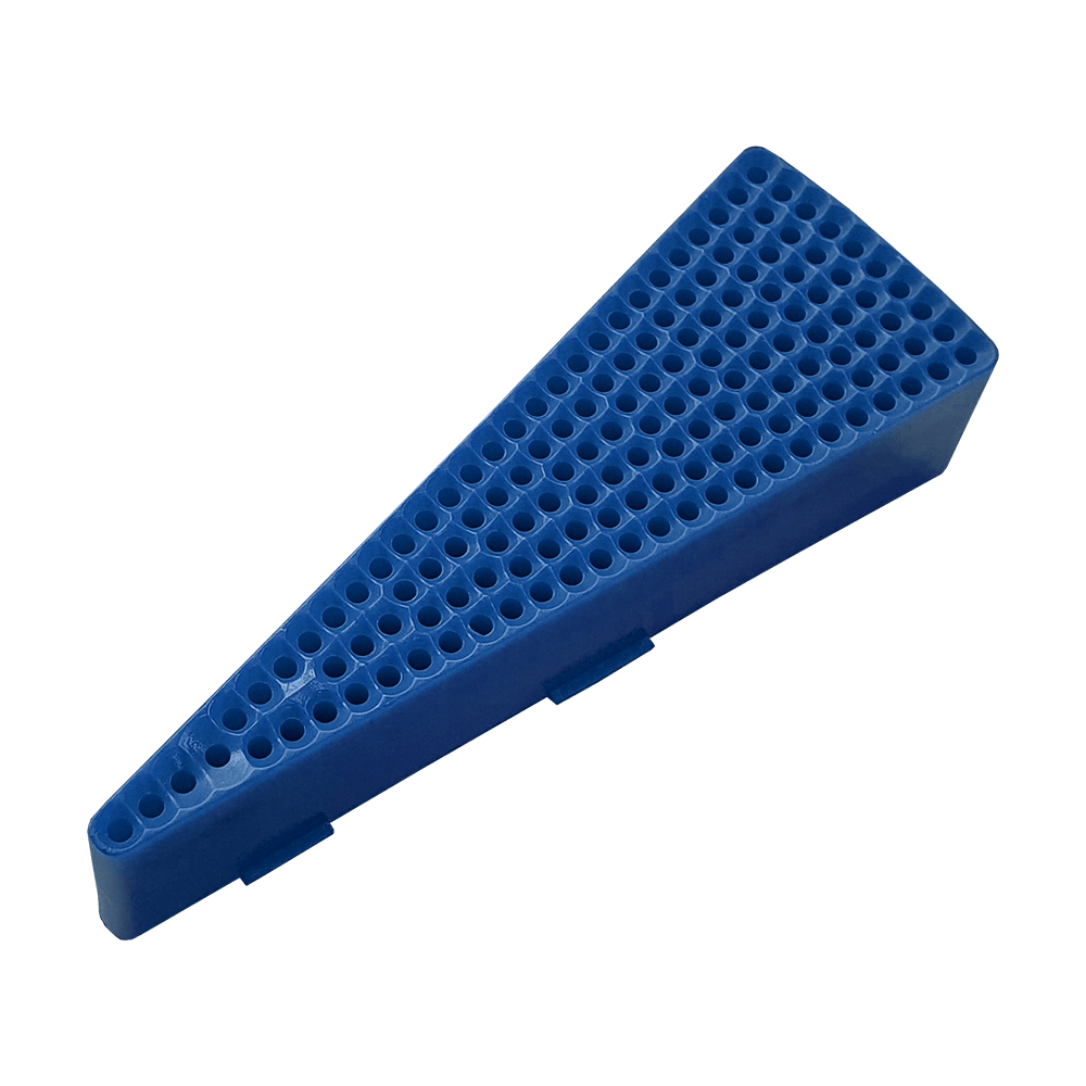 GRN0150_Granboard_132_Ersatzfelder_Single_Innen_Blau_2 Das Bild zeigt ein blaues Ersatzfeld für das Granboard 132. Das Feld ist dreieckig und hat viele kleine Löcher.