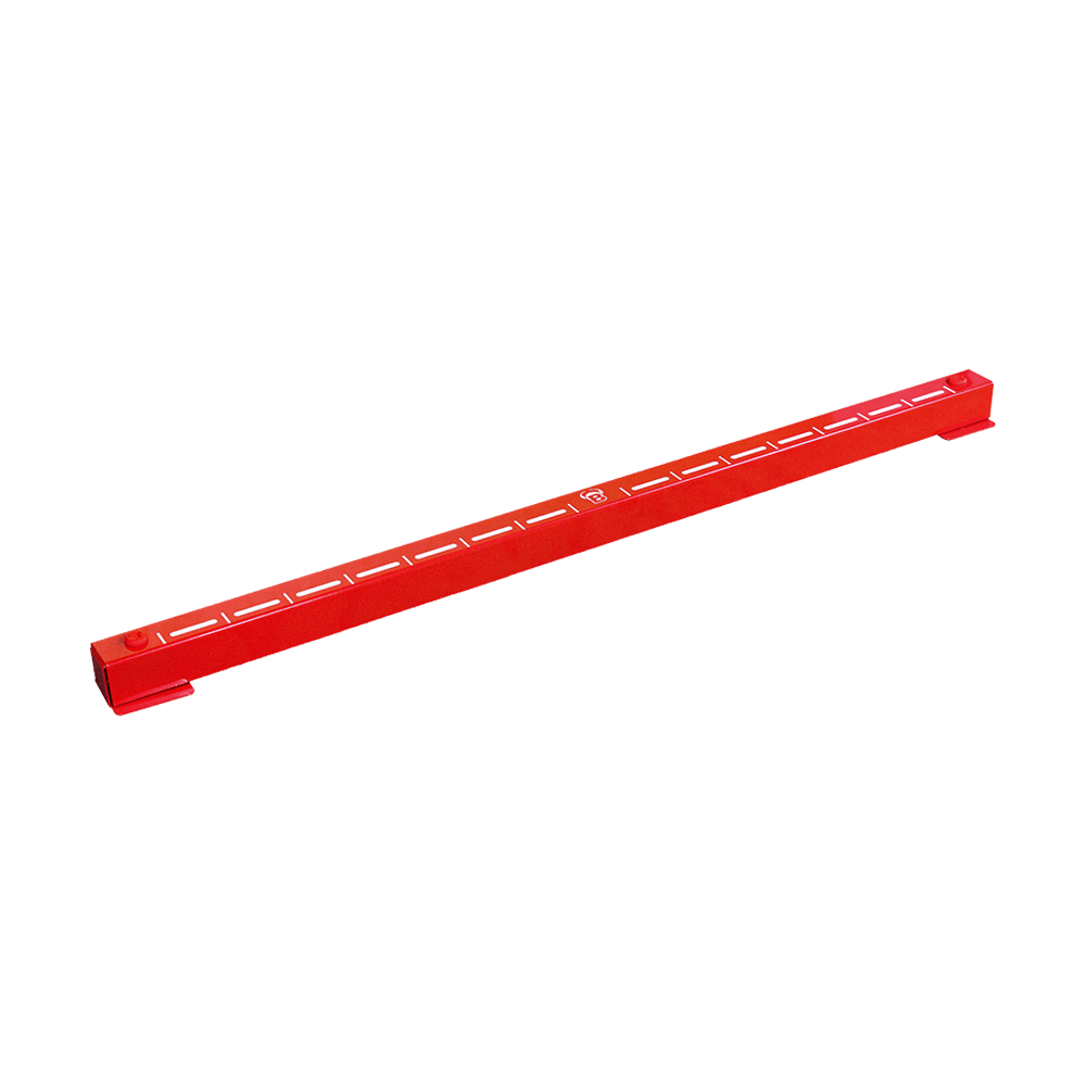 67823_Bulls_Oky_System_Metall_Oche_O80_1 Das Bild zeigt ein rotes Metall-Oche namens "Bulls Oky Metall Oche". Es hat weiße Markierungen auf der Oberseite und wird beim Dartspielen als Abwurflinie verwendet.