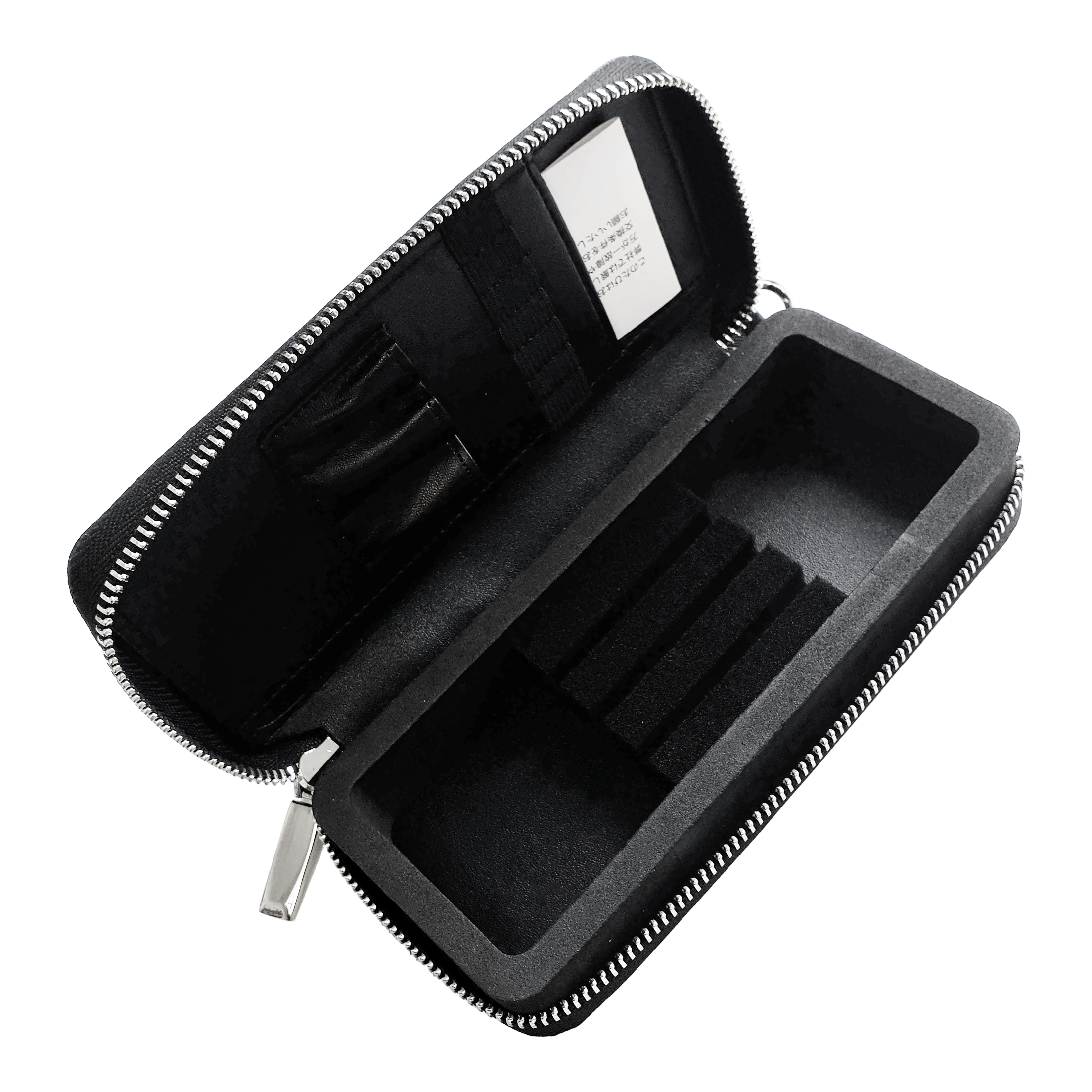 Das Bild zeigt ein schwarzes Etui mit Reißverschluss, das im Inneren Fächer für Karten und andere kleine Gegenstände hat. Der Innenraum ist mit Schaumstoff ausgekleidet und für eine geordnete Aufbewahrung unterteilt.