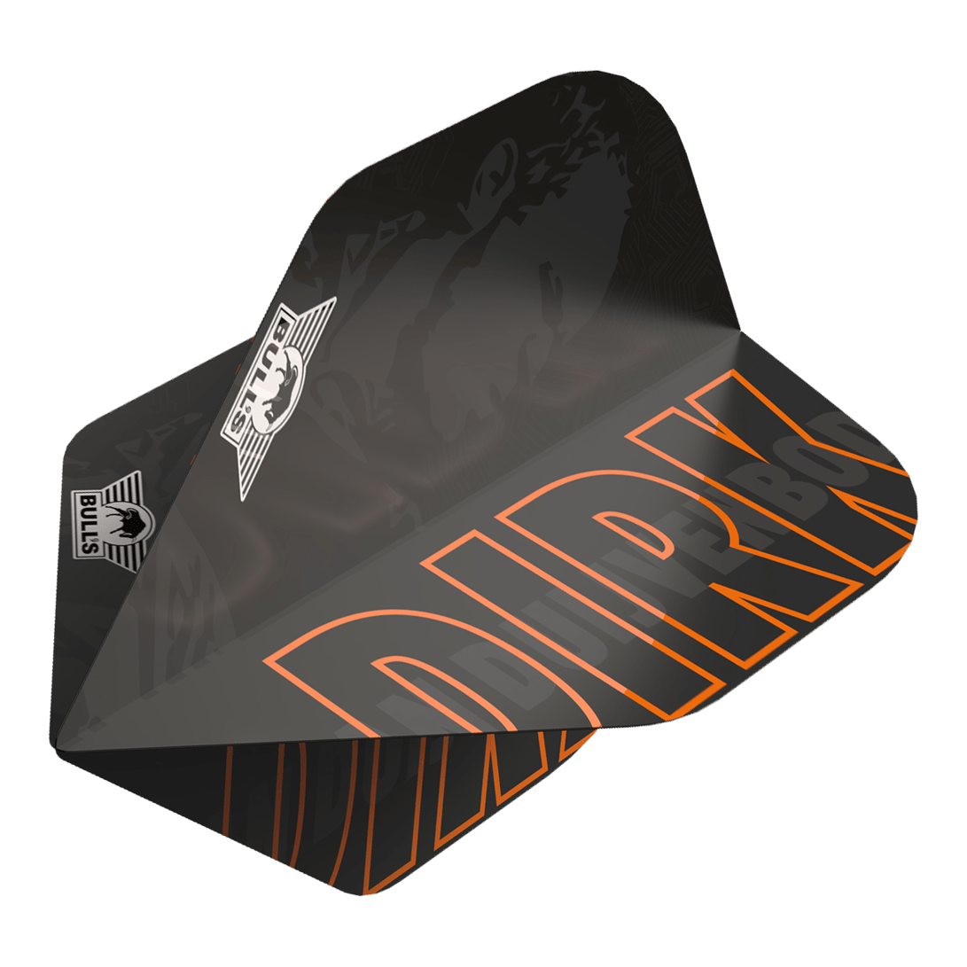 Dies ist ein Dart-Flügel aus der Bulls NL Player 100 Serie für Dirk Van Duijvenbode. Er ist schwarz mit orangefarbenen Akzenten und trägt den Namen "DIRK" sowie das Bulls NL Logo.