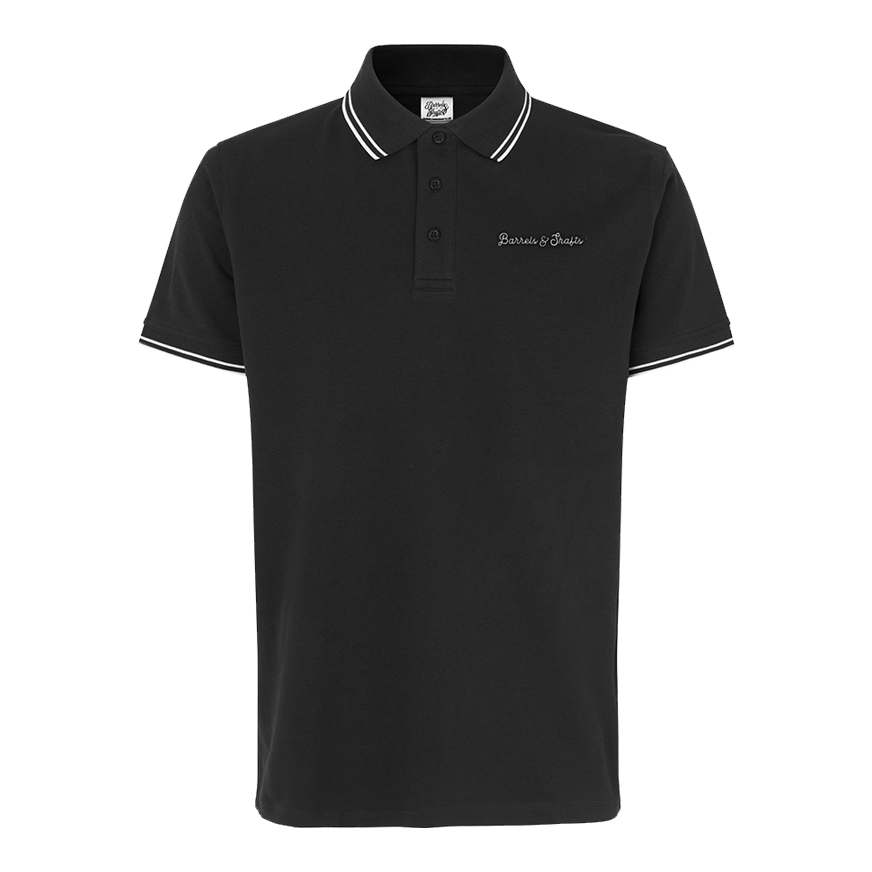 Barrels and Shafts Poloshirt - Schwarz Das Bild zeigt ein schwarzes Poloshirt mit weißen Akzenten an Kragen und Ärmeln. Auf der Brust ist der Schriftzug "Barrels & Shafts" eingestickt.