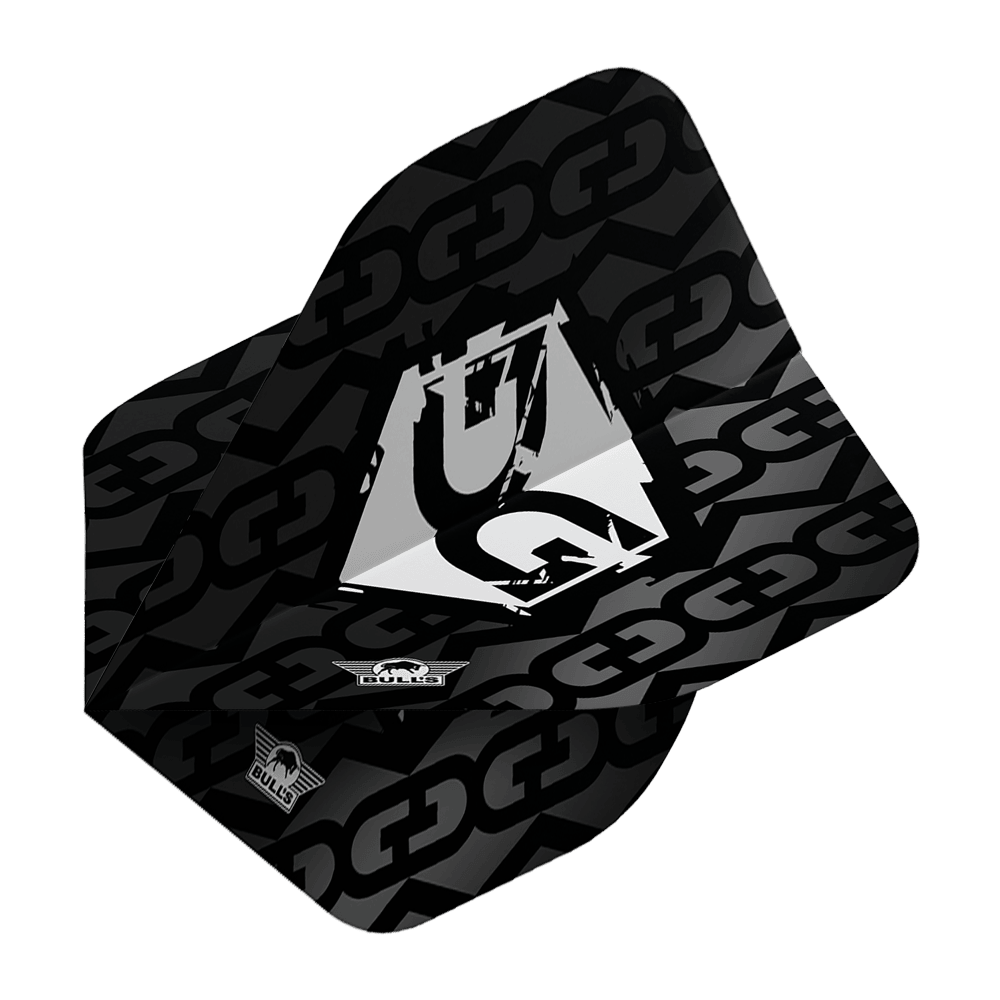 Das Bild zeigt ein schwarzes Dart-Flügelset mit Kettenglied-Design und einem weißen grafischen Logo in der Mitte. Unten ist das Bulls NL Logo zu sehen.