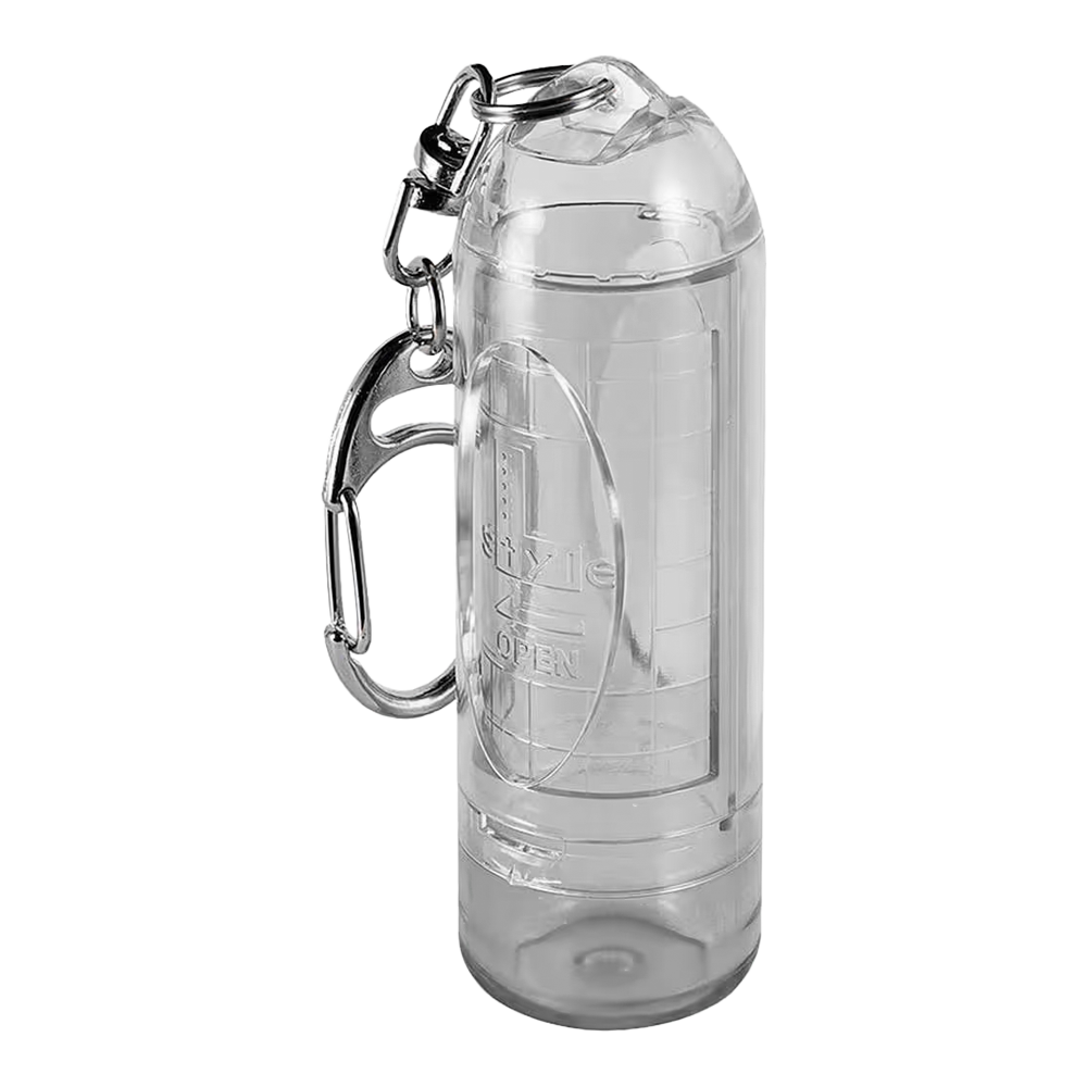 Das Bild zeigt ein transparentes, zylindrisches Etui mit Karabinerhaken. Es ist als Aufbewahrungsbehälter für kleine Gegenstände wie Dartspitzen gedacht.