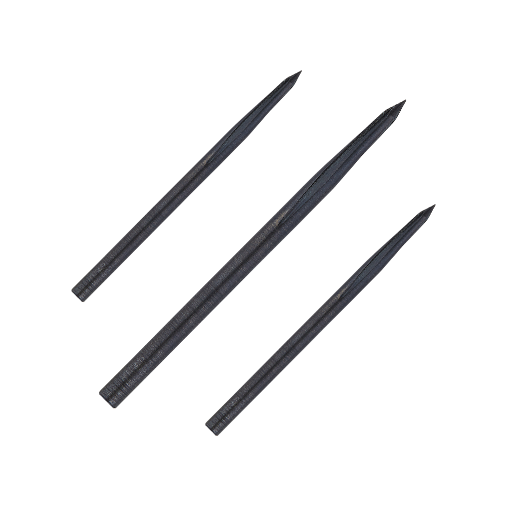 Das Bild zeigt drei schwarze Steeldartspitzen des Produkts „Unicorn Volute Noir“. Sie sind länglich, spitz zulaufend und aus Metall gefertigt.