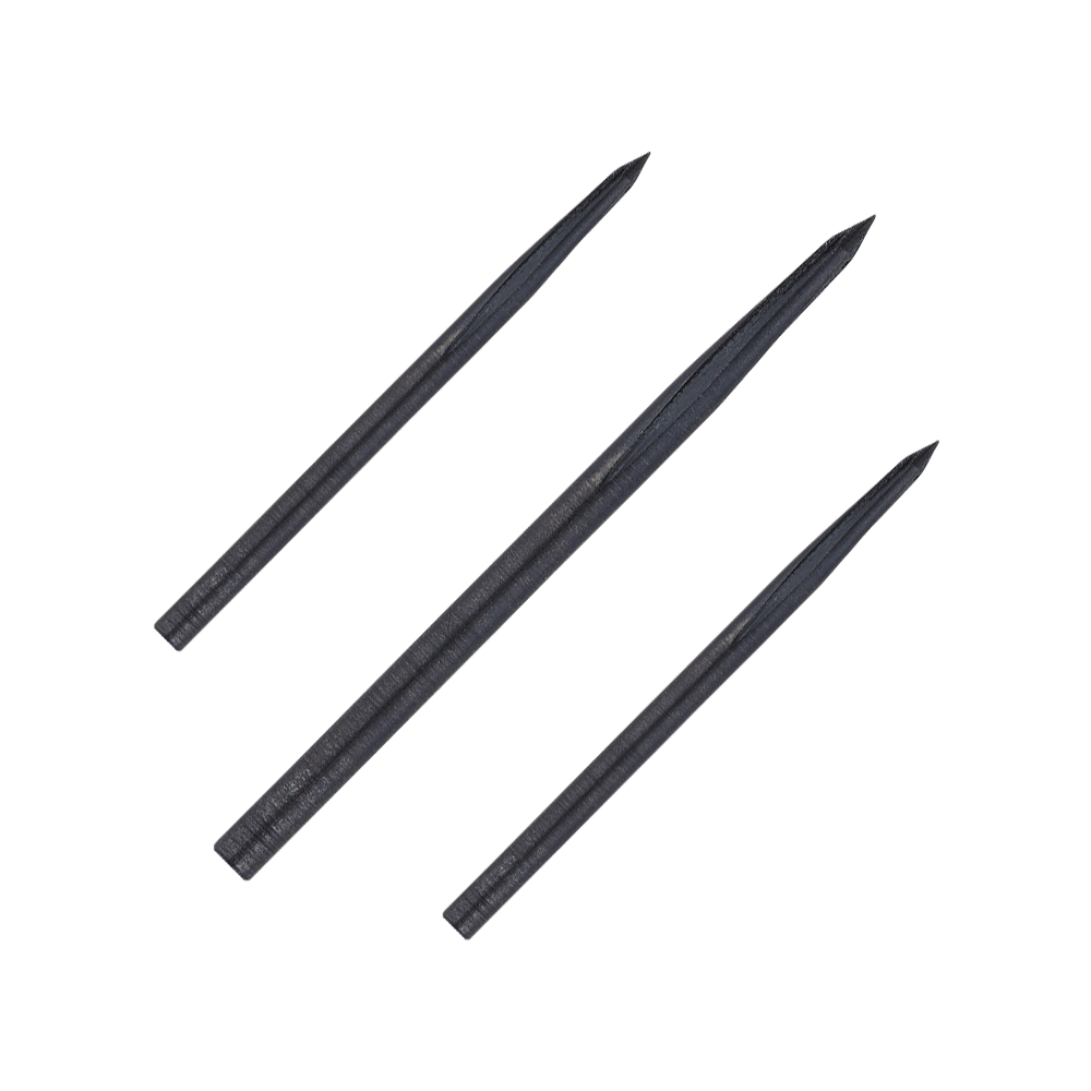 Unicorn Volute Noir Steeldartspitzen Das Bild zeigt drei schwarze Steeldartspitzen des Produkts „Unicorn Volute Noir“. Sie sind länglich, spitz zulaufend und aus Metall gefertigt.