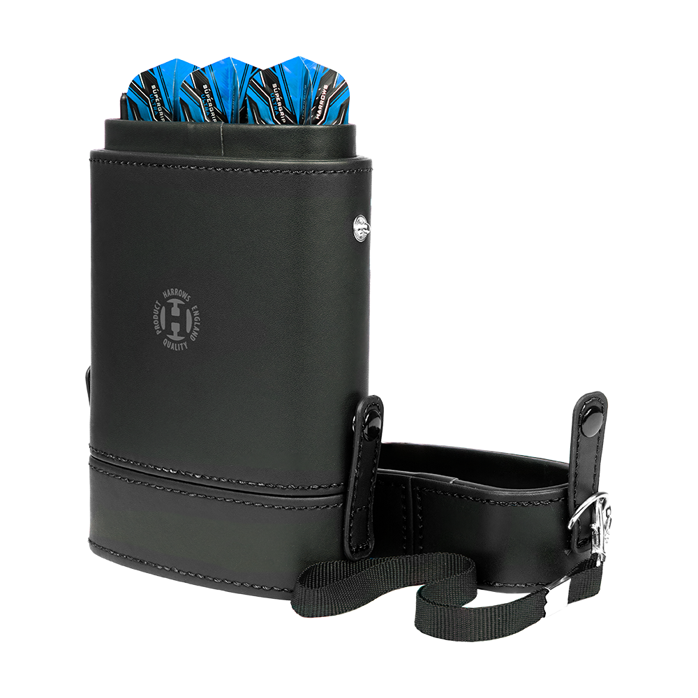 Die Abbildung zeigt das Produkt "Harrows Prima Dartcase" in schwarzem Design. In der Tasche befinden sich mehrere Darts mit blauen Flights.